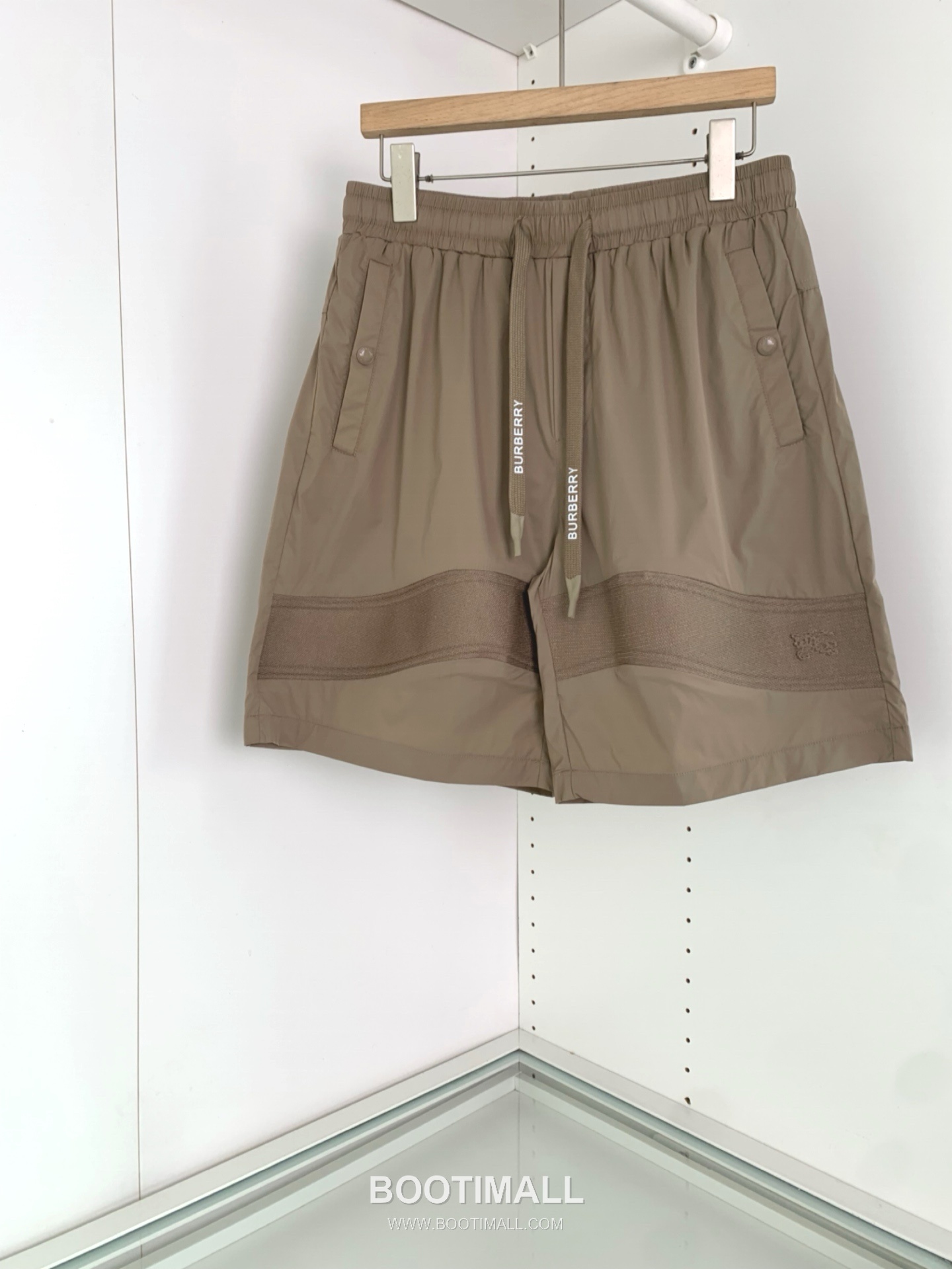 버버리 로고 패치 폴리에스터 블렌드 블랙 화이트 카키 드로스트링 비치 쇼츠 Burberry Logo Patch Polyester Blend Drawstring Beach Shorts D215432 1