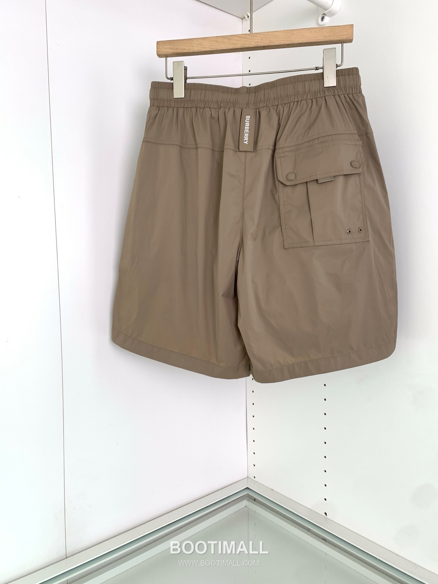 버버리 로고 패치 폴리에스터 블렌드 블랙 화이트 카키 드로스트링 비치 쇼츠 Burberry Logo Patch Polyester Blend Drawstring Beach Shorts D215432 2