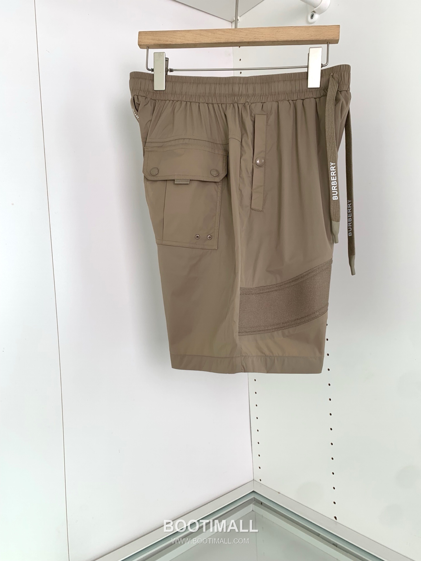 버버리 로고 패치 폴리에스터 블렌드 블랙 화이트 카키 드로스트링 비치 쇼츠 Burberry Logo Patch Polyester Blend Drawstring Beach Shorts D215432 3