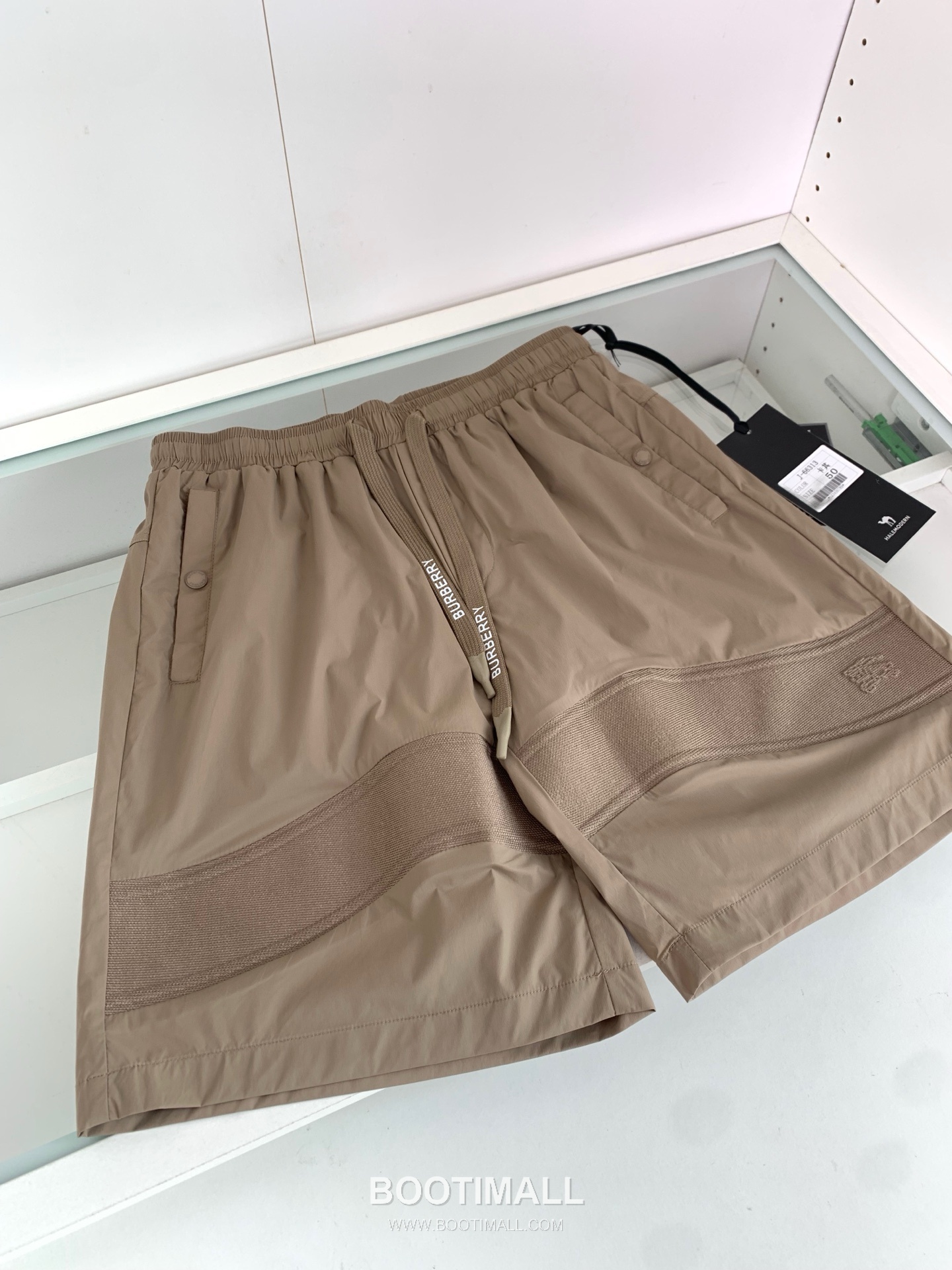 버버리 로고 패치 폴리에스터 블렌드 블랙 화이트 카키 드로스트링 비치 쇼츠 Burberry Logo Patch Polyester Blend Drawstring Beach Shorts D215432 4