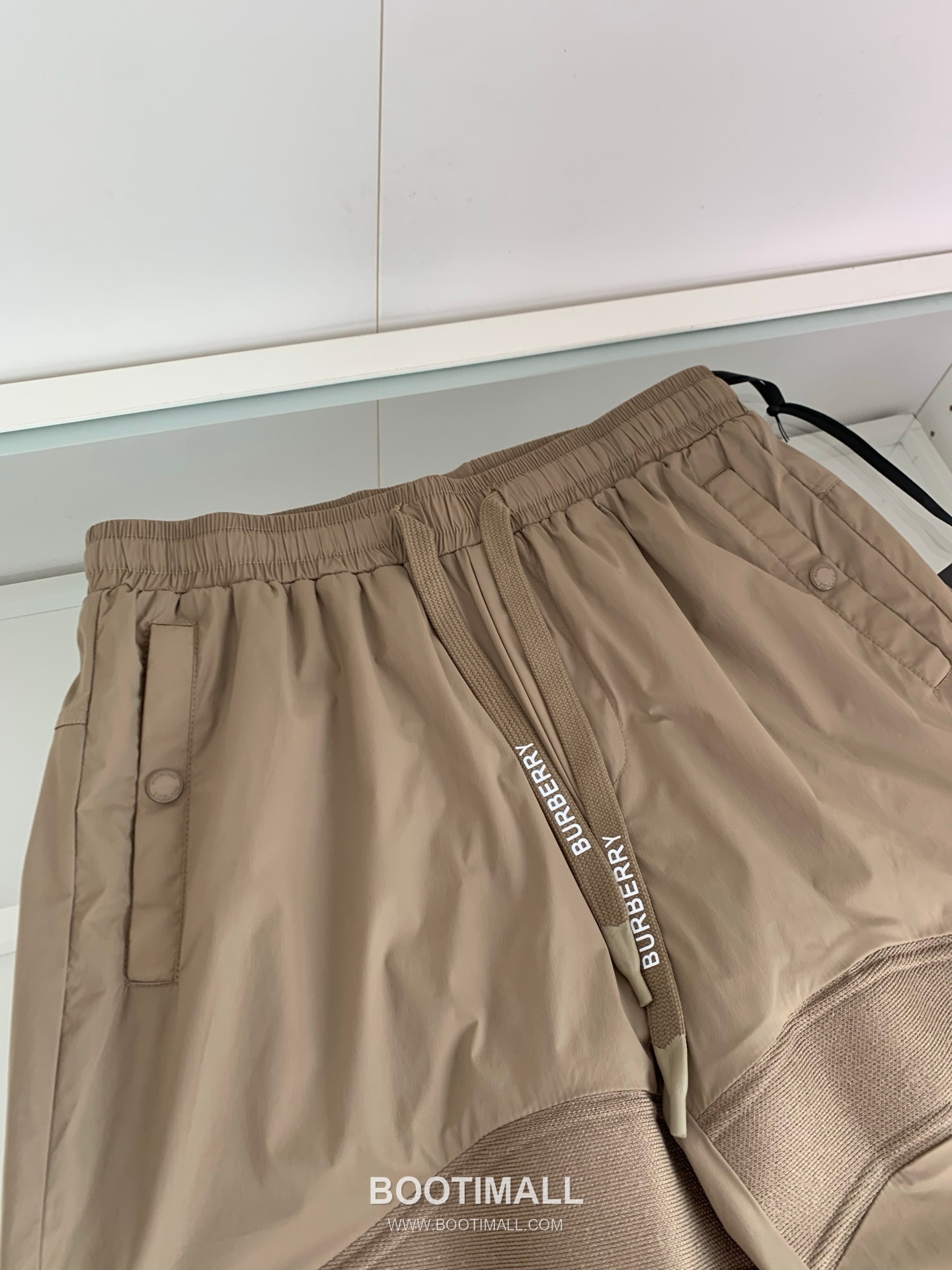 버버리 로고 패치 폴리에스터 블렌드 블랙 화이트 카키 드로스트링 비치 쇼츠 Burberry Logo Patch Polyester Blend Drawstring Beach Shorts D215432 5