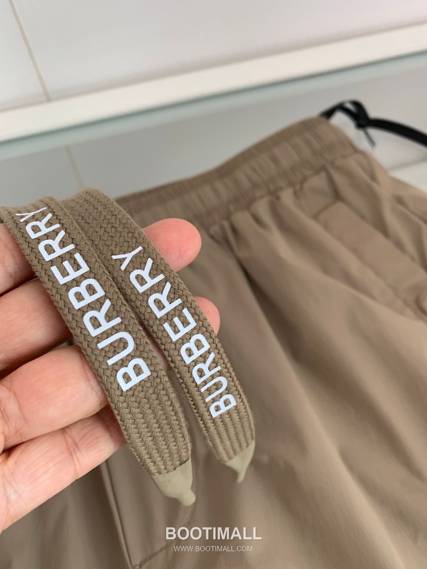 버버리 로고 패치 폴리에스터 블렌드 블랙 화이트 카키 드로스트링 비치 쇼츠 Burberry Logo Patch Polyester Blend Drawstring Beach Shorts D215432 6