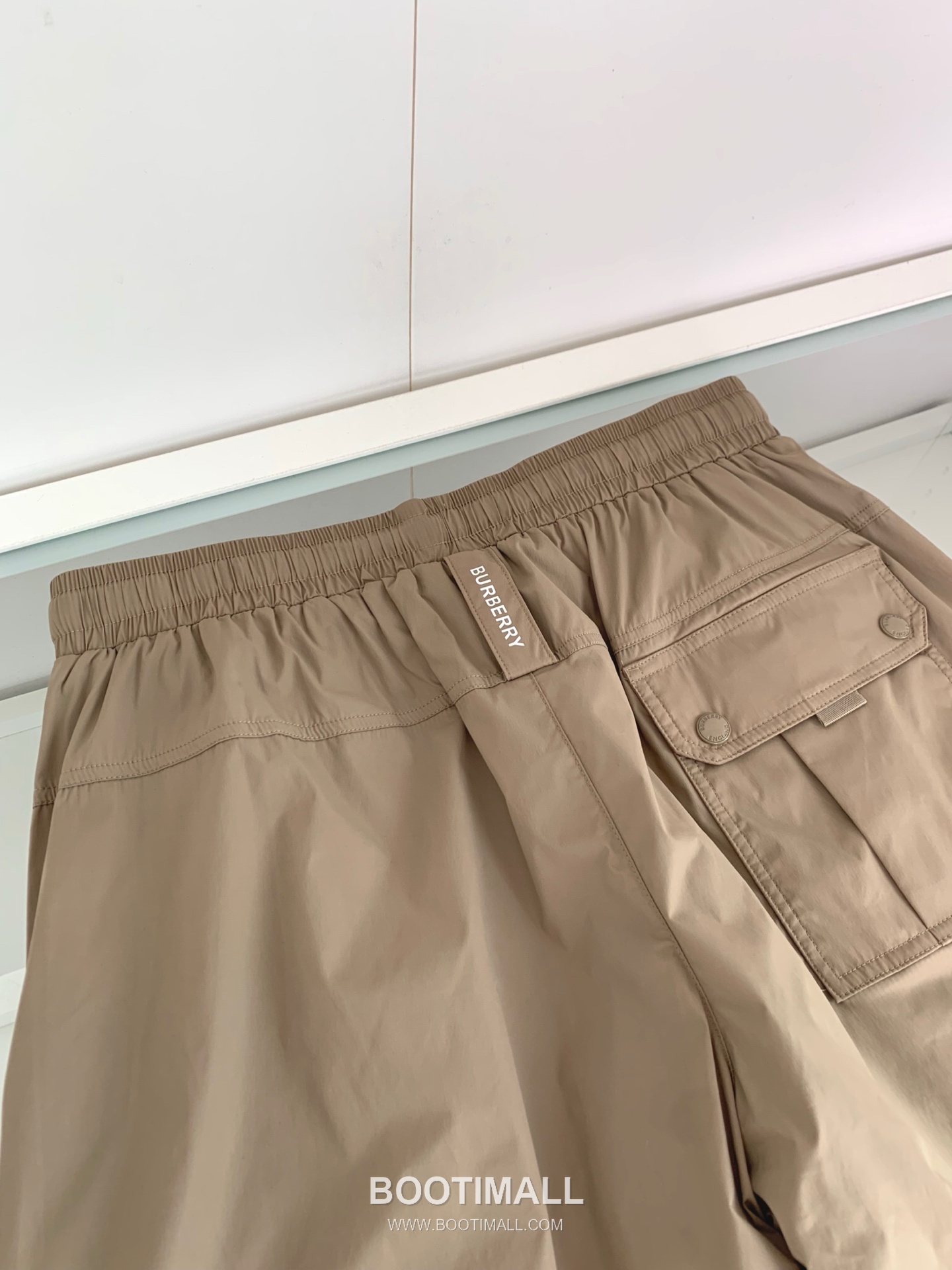 버버리 로고 패치 폴리에스터 블렌드 블랙 화이트 카키 드로스트링 비치 쇼츠 Burberry Logo Patch Polyester Blend Drawstring Beach Shorts D215432 8