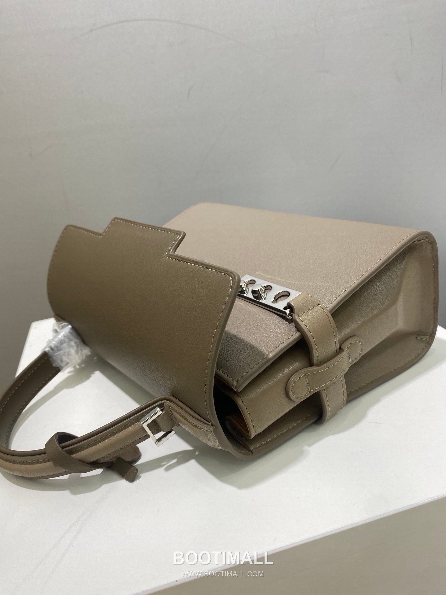 델보 템페트 미니 스위프트 카프스킨 베이지 스트랩 플랩 핸드백 Delvaux Tempete Mini Swift Calfskin Beige Strap Flap Handbag 99135066 21cm 6