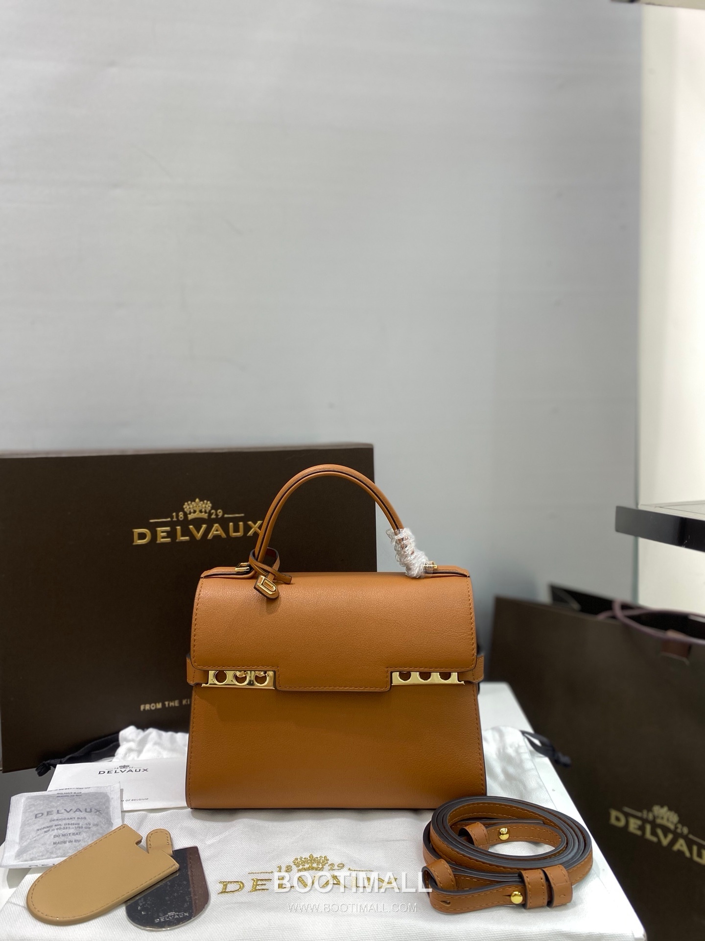 델보 템페트 스위프트 레더 베이지 스트랩 플랩 핸드백 Delvaux Tempete Swift Leather Beige Strap Flap Handbag 99135066 21cm 1