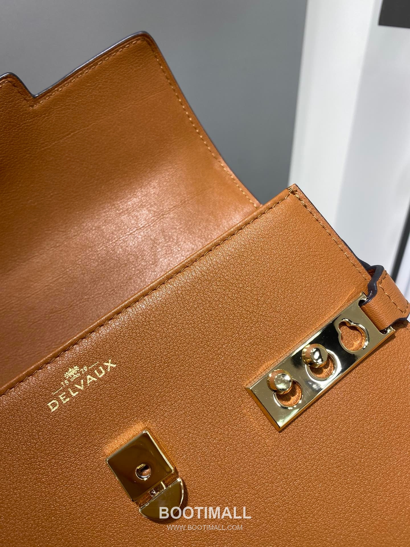 델보 템페트 스위프트 레더 베이지 스트랩 플랩 핸드백 Delvaux Tempete Swift Leather Beige Strap Flap Handbag 99135066 21cm 8