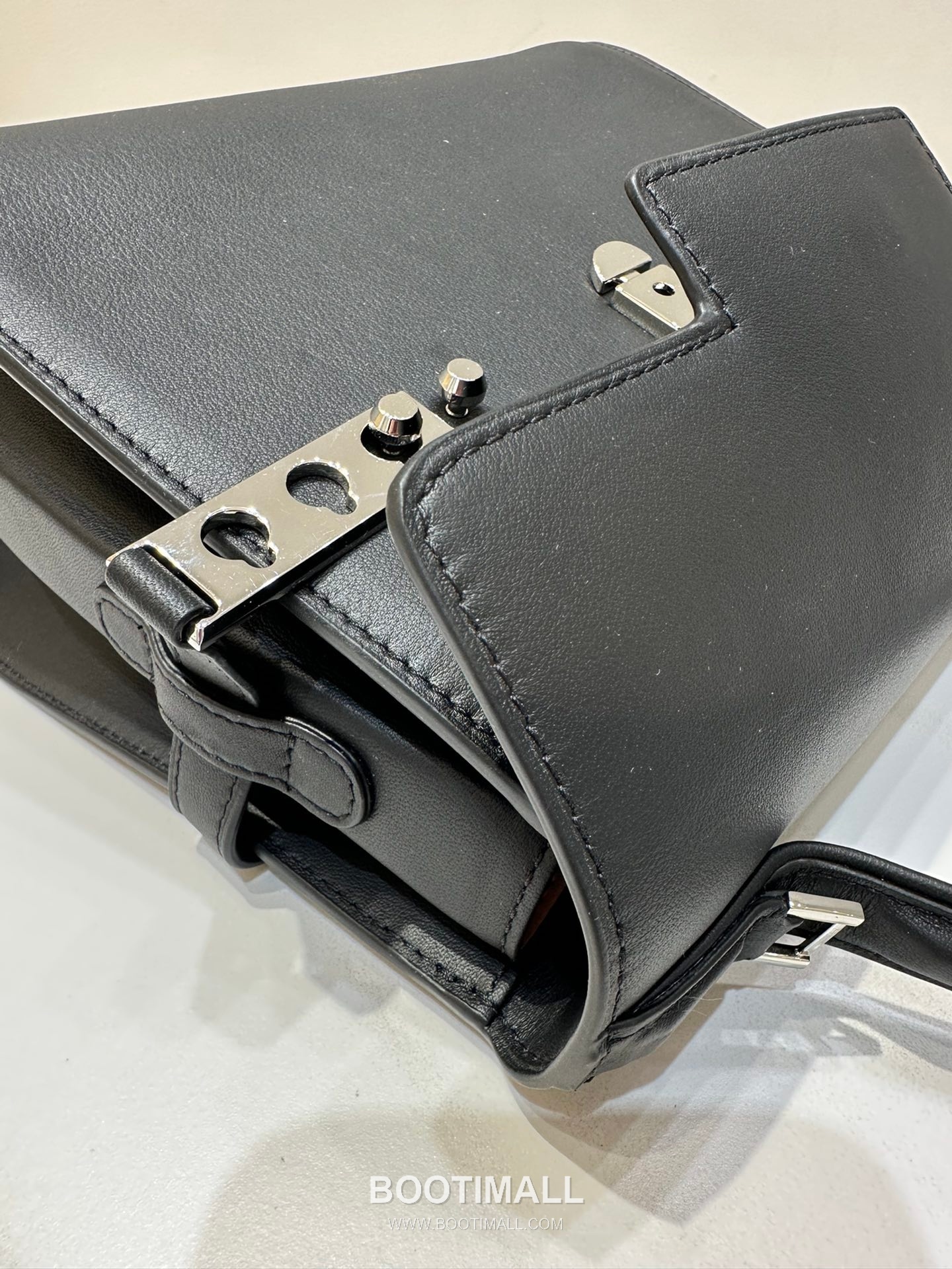 델보 템페트 PM 스위프트 카프스킨 블랙 스트랩 메탈락 플랩 핸드백 Delvaux Tempete PM Swift Calfskin Black Strap Metal Lock Flap Handbag 99135066 21.5cm 5