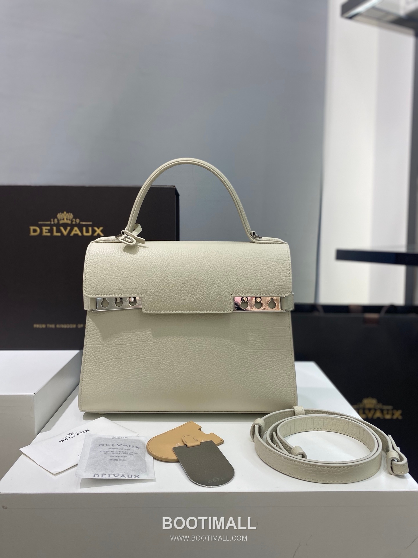 델보 템페트 MM 넥그레인 카프스킨 블랙 스트랩 메탈락 플랩 핸드백 Delvaux Tempete MM Neck Grain Calfskin Black Strap Metal Lock Flap Handbag 99155066 28cm 1