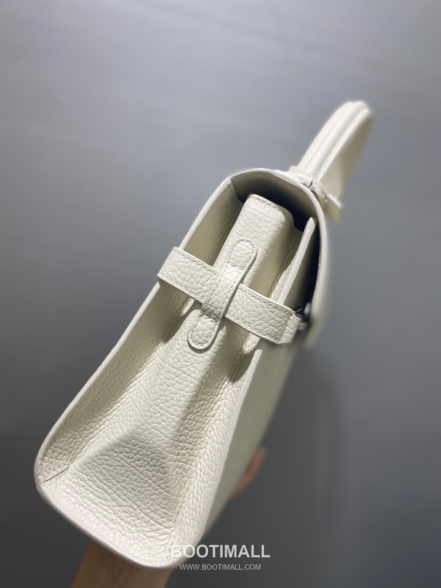 델보 템페트 MM 넥그레인 카프스킨 블랙 스트랩 메탈락 플랩 핸드백 Delvaux Tempete MM Neck Grain Calfskin Black Strap Metal Lock Flap Handbag 99155066 28cm 4