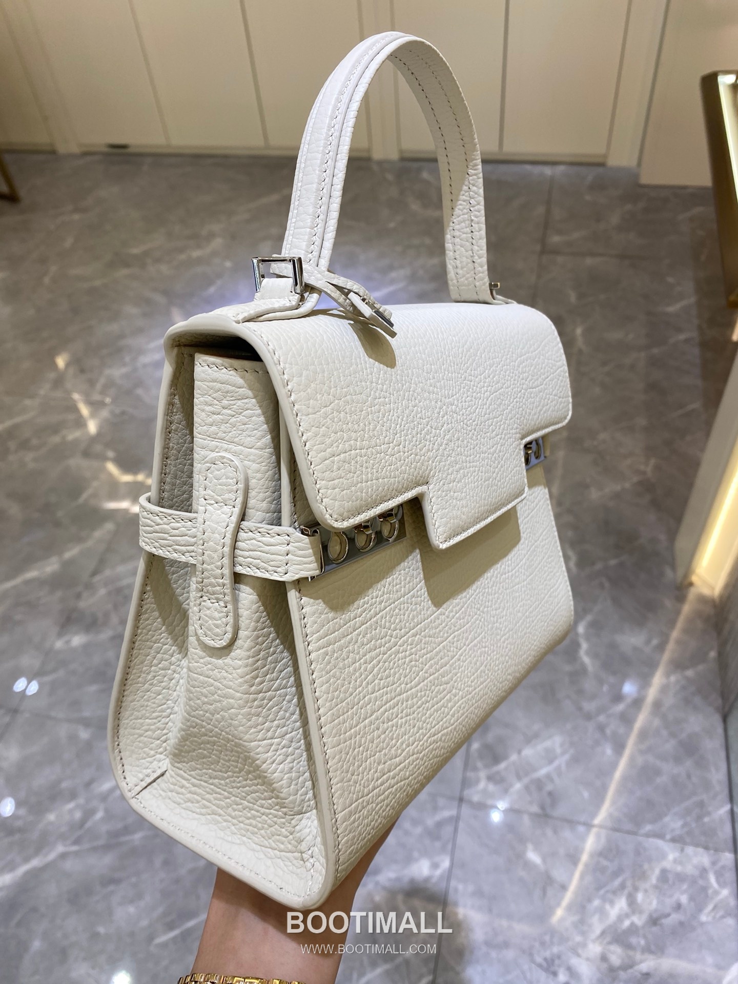 델보 템페트 PM 넥그레인 카프스킨 화이트 스트랩 메탈락 플랩 핸드백 Delvaux Tempete PM Neck Grain Calfskin White Strap Metal Lock Flap Handbag 99140066 21.5cm 4