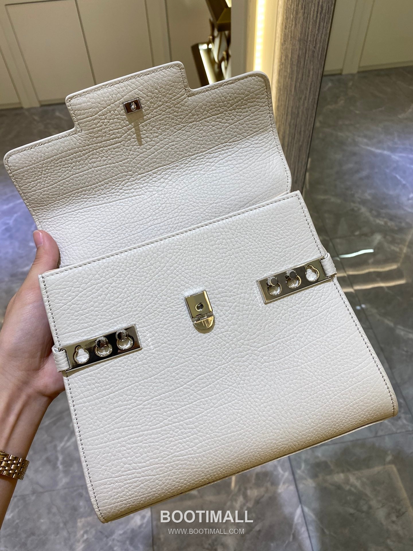델보 템페트 PM 넥그레인 카프스킨 화이트 스트랩 메탈락 플랩 핸드백 Delvaux Tempete PM Neck Grain Calfskin White Strap Metal Lock Flap Handbag 99140066 21.5cm 6