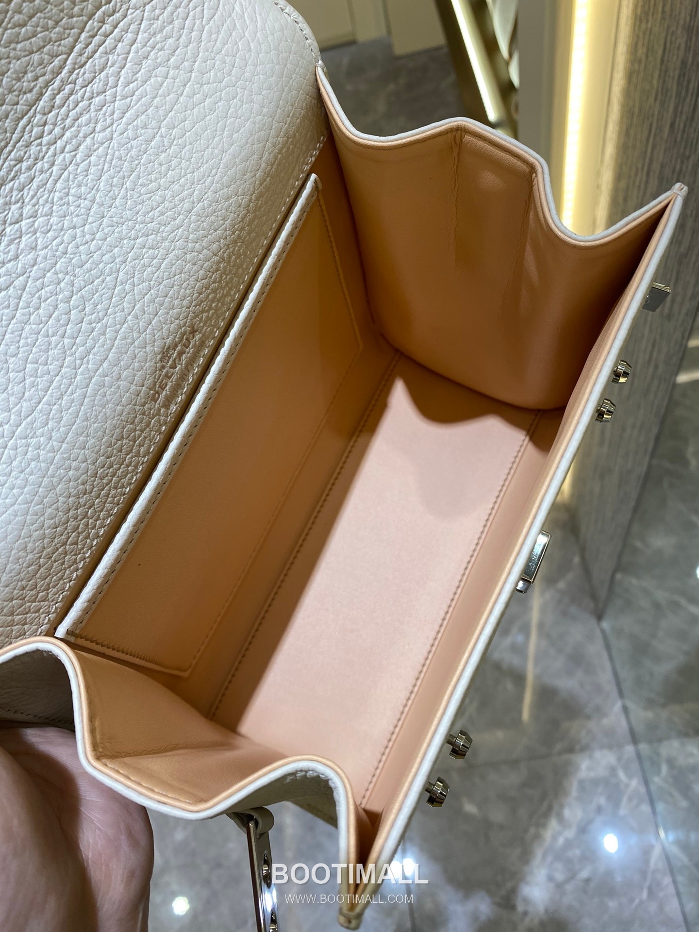 델보 템페트 PM 넥그레인 카프스킨 화이트 스트랩 메탈락 플랩 핸드백 Delvaux Tempete PM Neck Grain Calfskin White Strap Metal Lock Flap Handbag 99140066 21.5cm 7