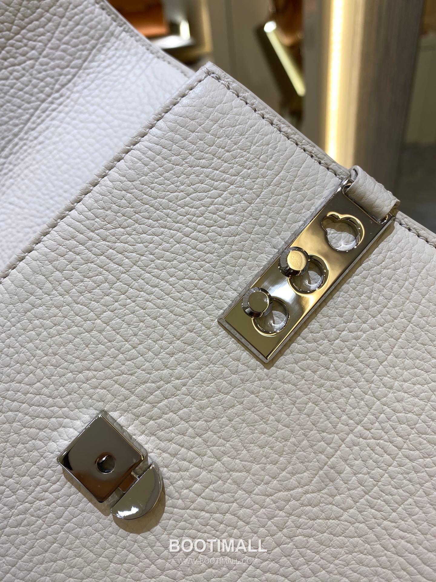 델보 템페트 PM 넥그레인 카프스킨 화이트 스트랩 메탈락 플랩 핸드백 Delvaux Tempete PM Neck Grain Calfskin White Strap Metal Lock Flap Handbag 99140066 21.5cm 9