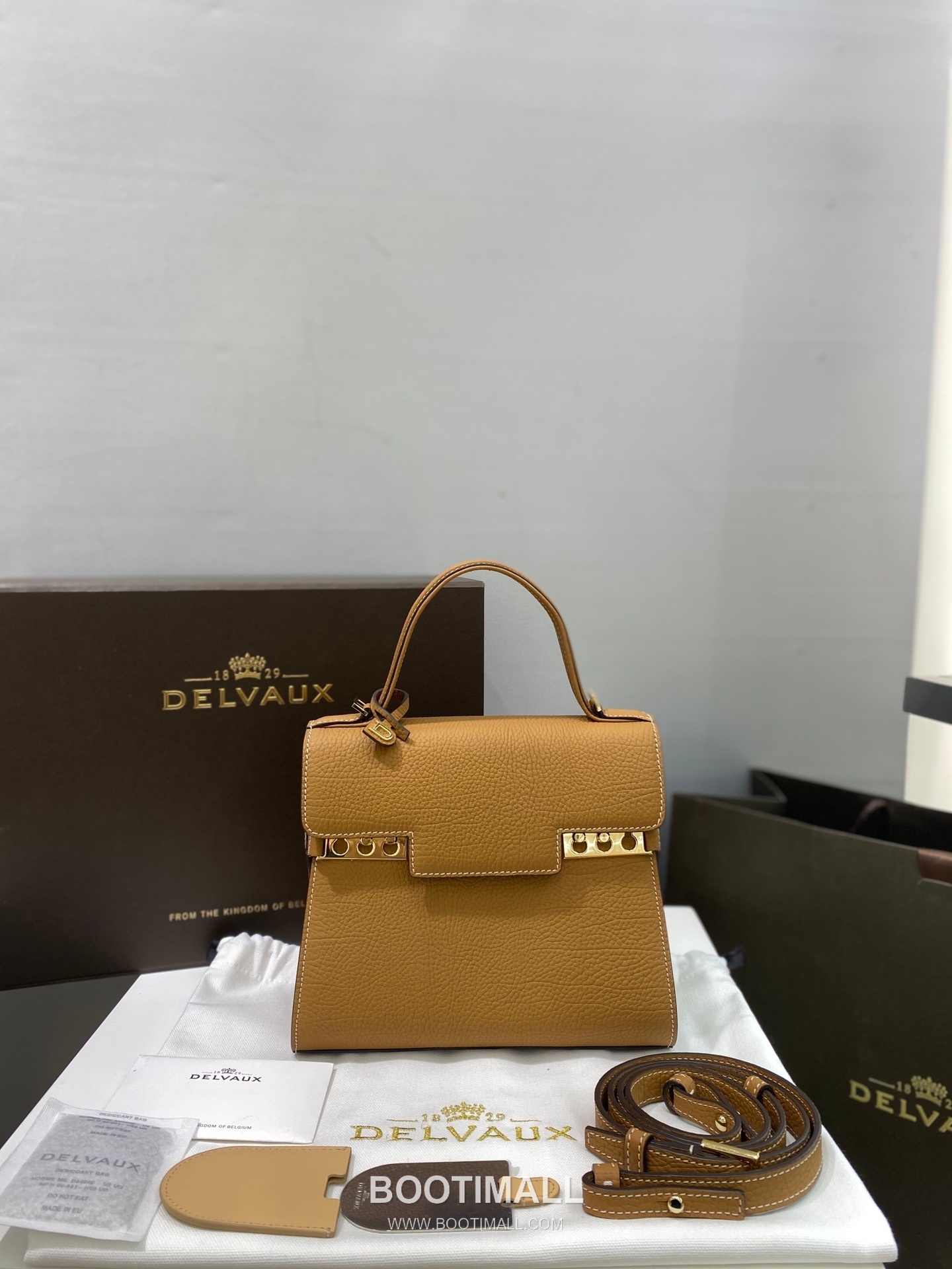 델보 템페트 PM 넥그레인 카프스킨 화이트 스트랩 메탈락 플랩 핸드백 Delvaux Tempete PM Neck Grain Calfskin White Strap Metal Lock Flap Handbag 99140066 21.5cm 5