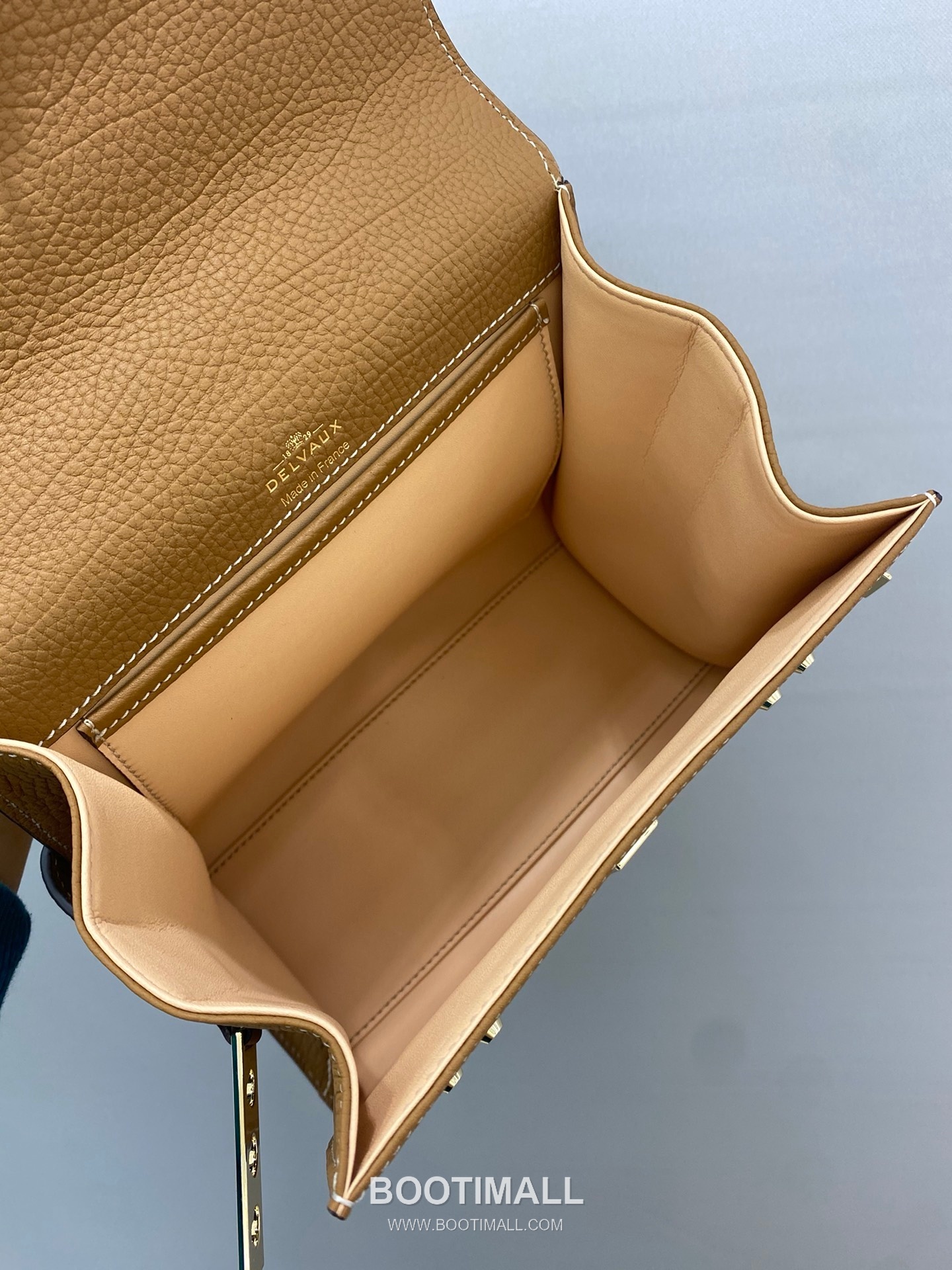 델보 템페트 PM 넥그레인 카프스킨 화이트 스트랩 메탈락 플랩 핸드백 Delvaux Tempete PM Neck Grain Calfskin White Strap Metal Lock Flap Handbag 99140066 21.5cm 10