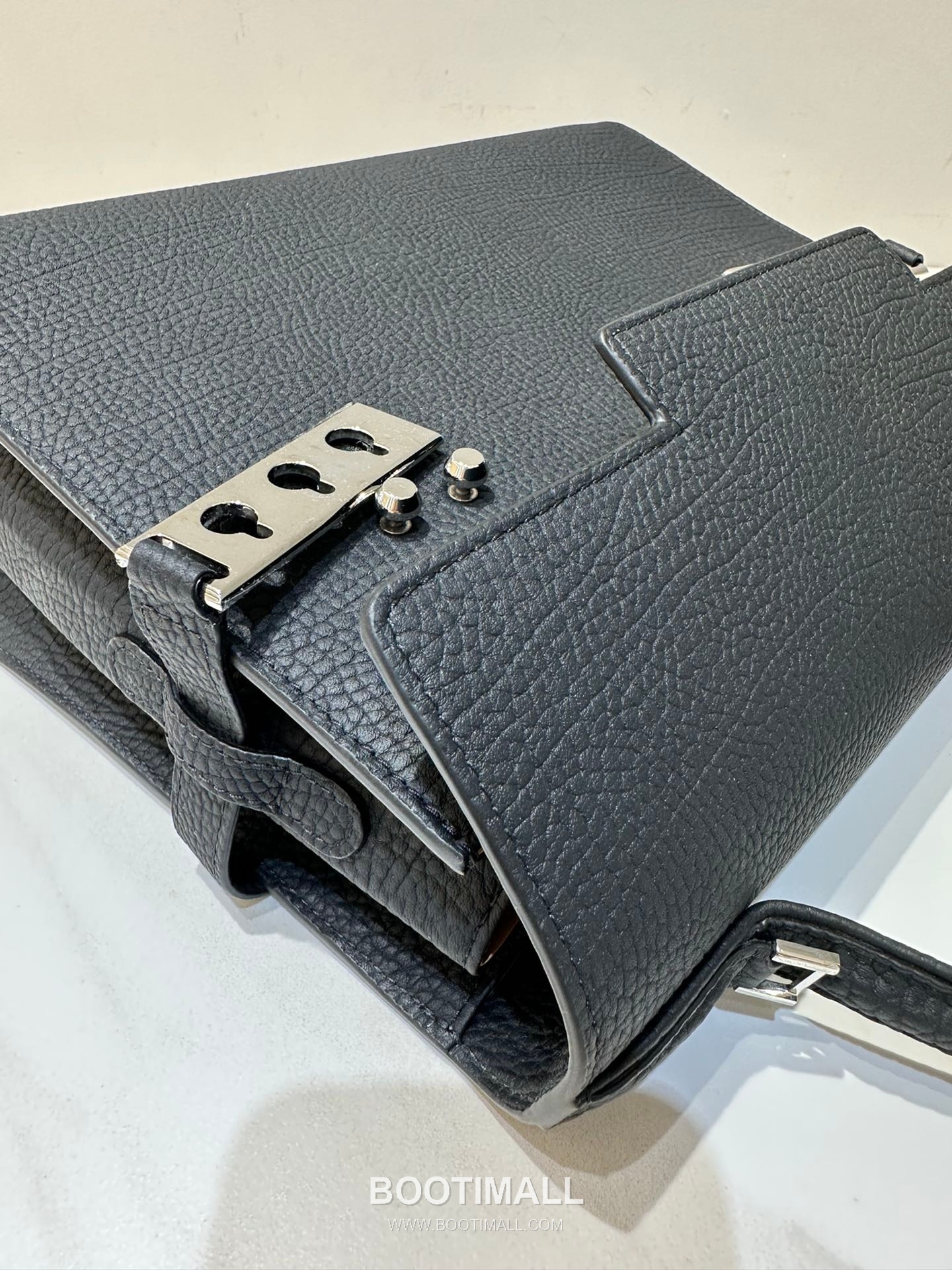 델보 템페트 MM 넥그레인 카프스킨 블랙 스트랩 메탈락 플랩 핸드백 Delvaux Tempete MM Neck Grain Calfskin Black Strap Metal Lock Flap Handbag 99155066 28cm 5