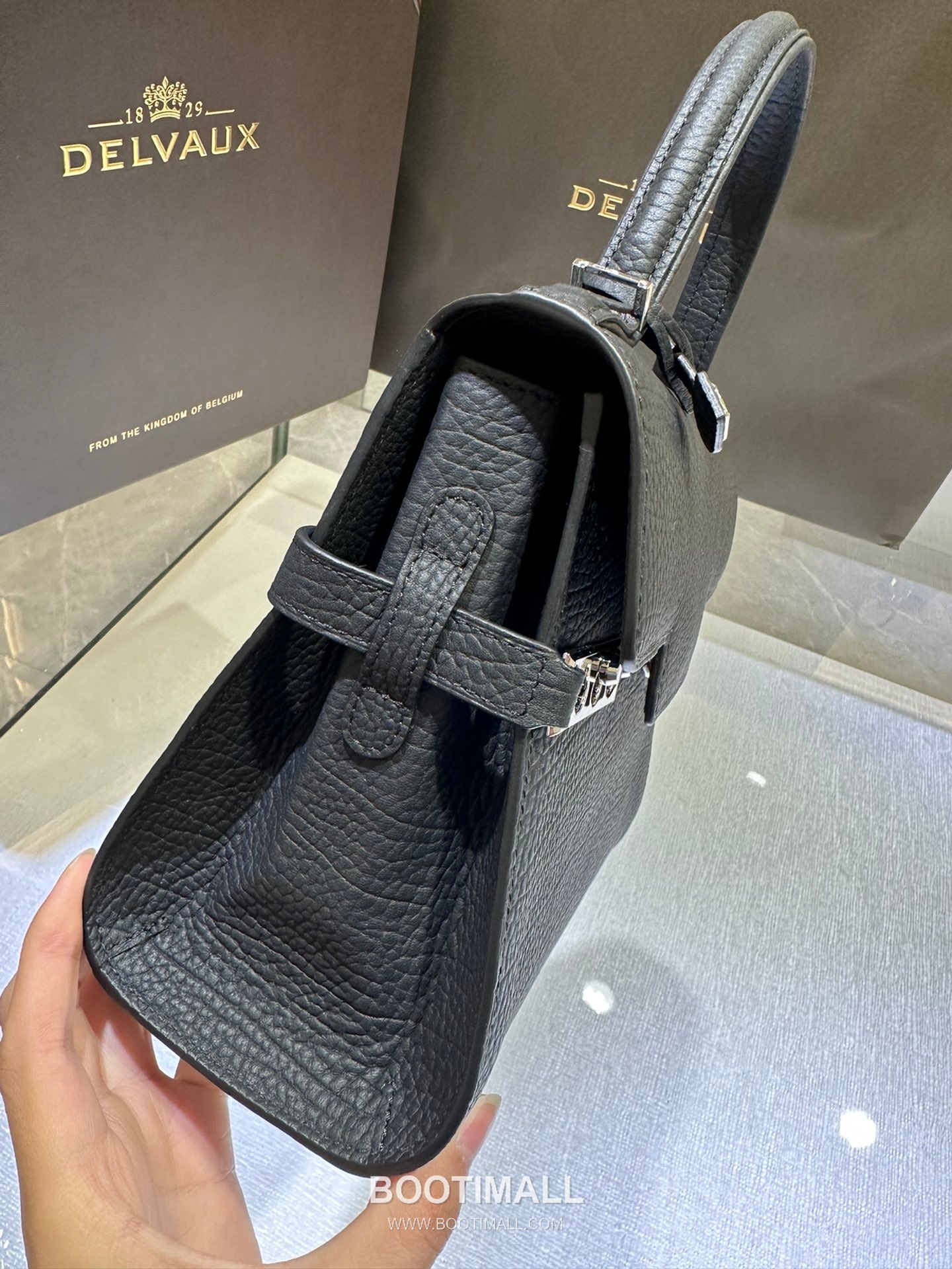 델보 템페트 PM 스위프트 카프스킨 블랙 스트랩 메탈락 플랩 핸드백 Delvaux Tempete PM Swift Calfskin Black Strap Metal Lock Flap Handbag 99135066 21.5cm 5