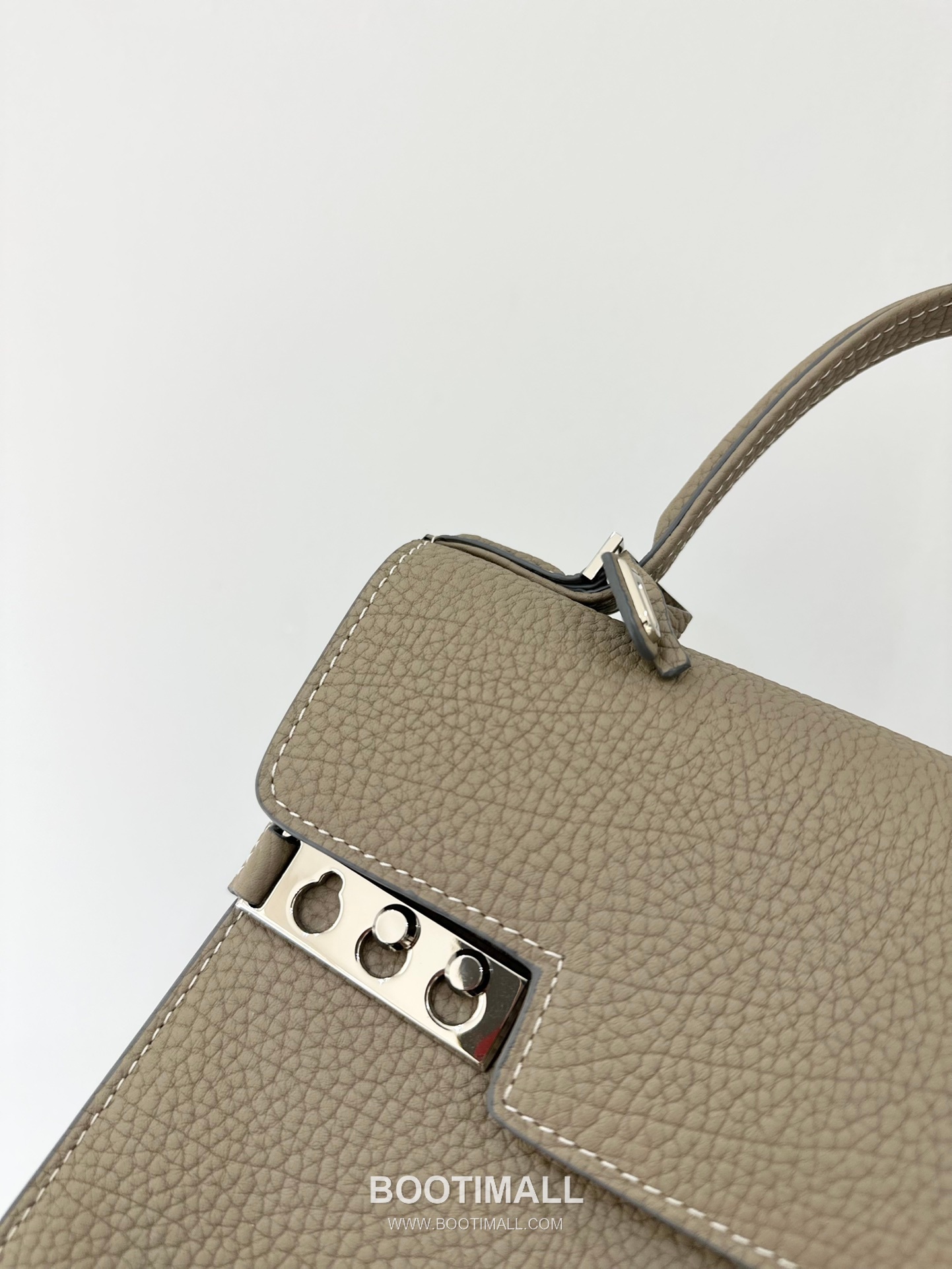 델보 템페트 PM 넥그레인 카프스킨 화이트 스트랩 메탈락 플랩 핸드백 Delvaux Tempete PM Neck Grain Calfskin White Strap Metal Lock Flap Handbag 99140066 21.5cm 9