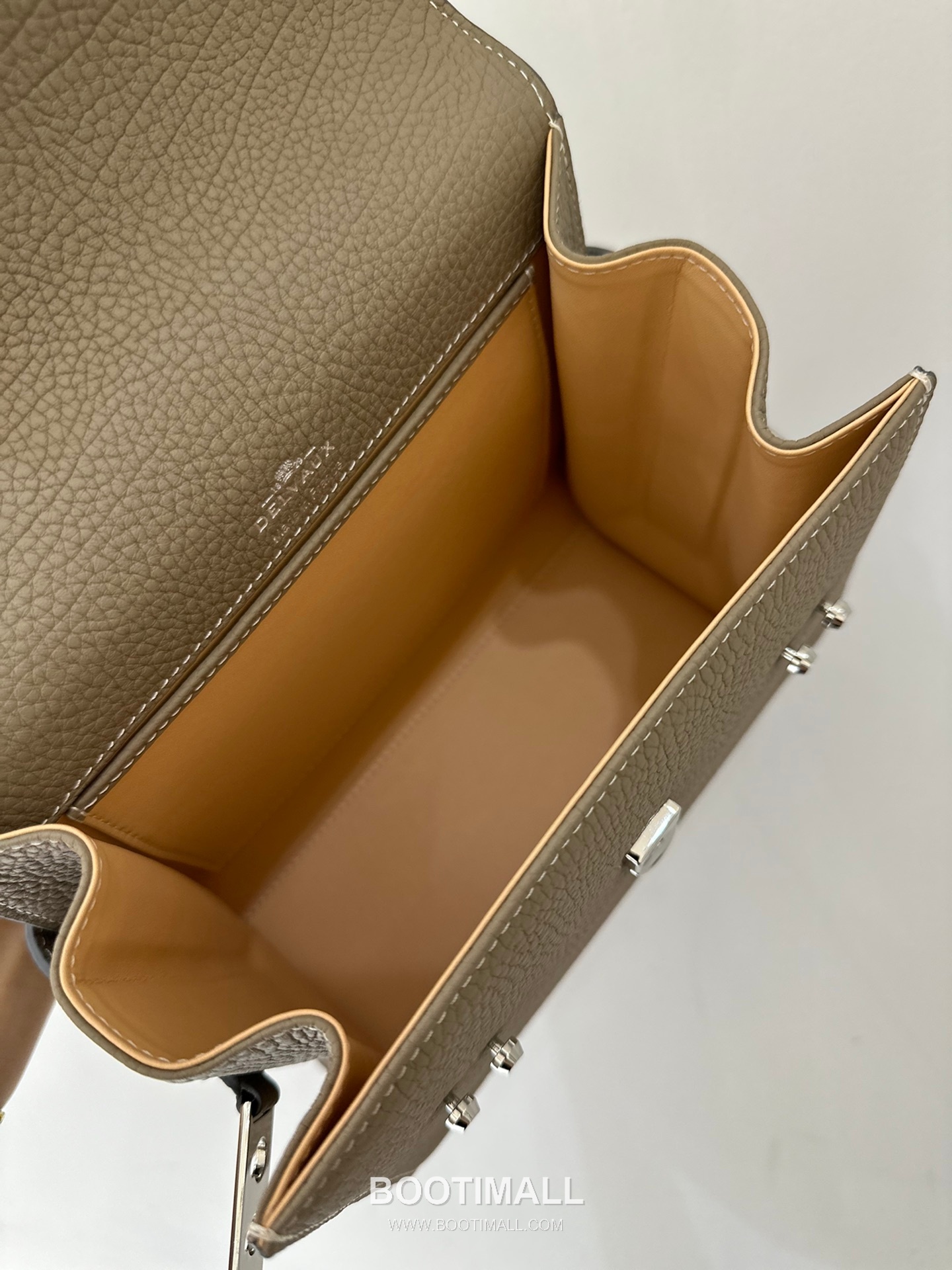 델보 템페트 PM 넥그레인 카프스킨 화이트 스트랩 메탈락 플랩 핸드백 Delvaux Tempete PM Neck Grain Calfskin White Strap Metal Lock Flap Handbag 99140066 21.5cm 12