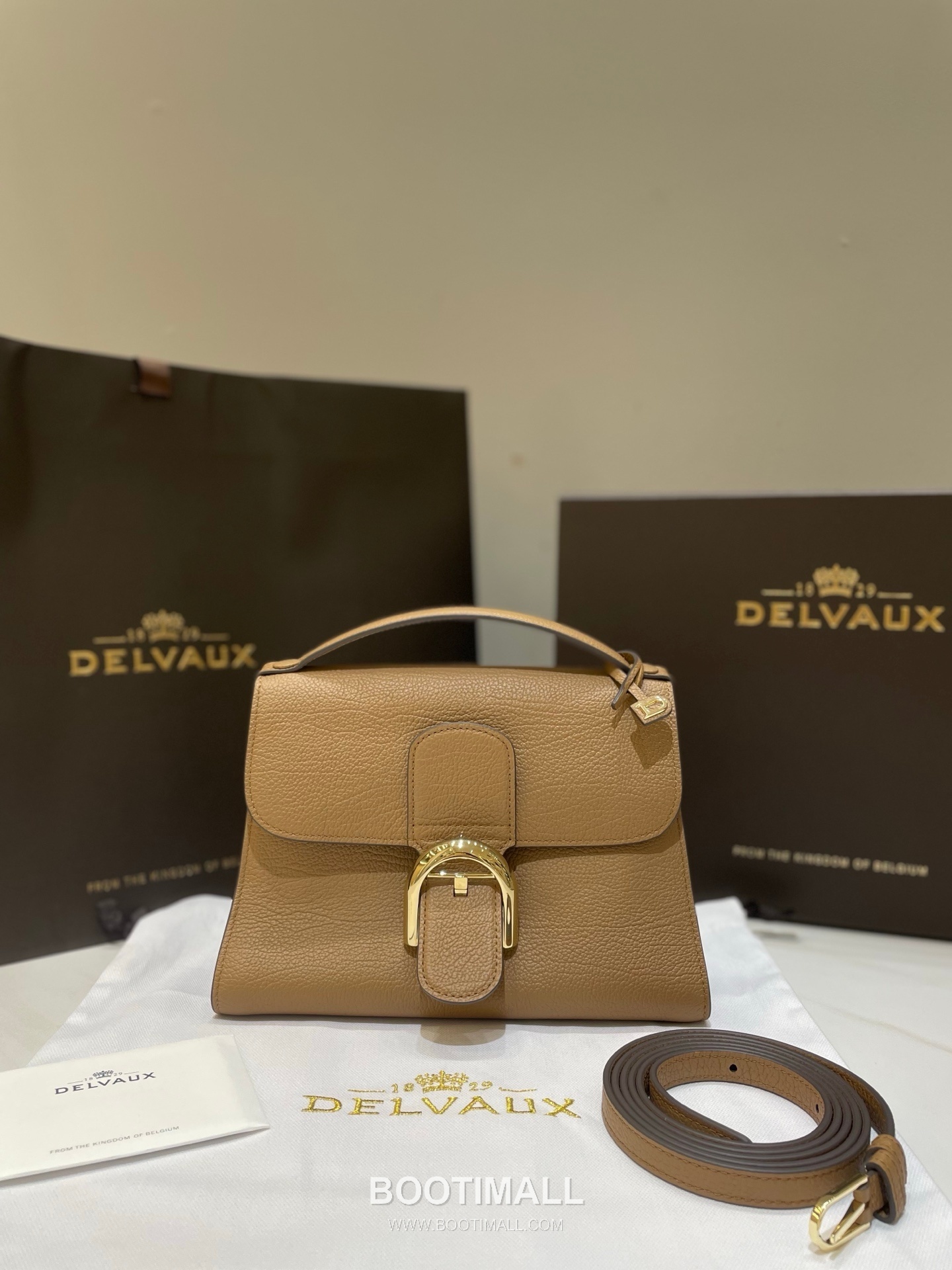 델보 템포 스몰 넥그레인 카프스킨 블랙 스트랩 메탈락 플랩 핸드백 Delvaux Tempo Small Neck Grain Calfskin Black Strap Metal Lock Flap Handbag 23cm 8