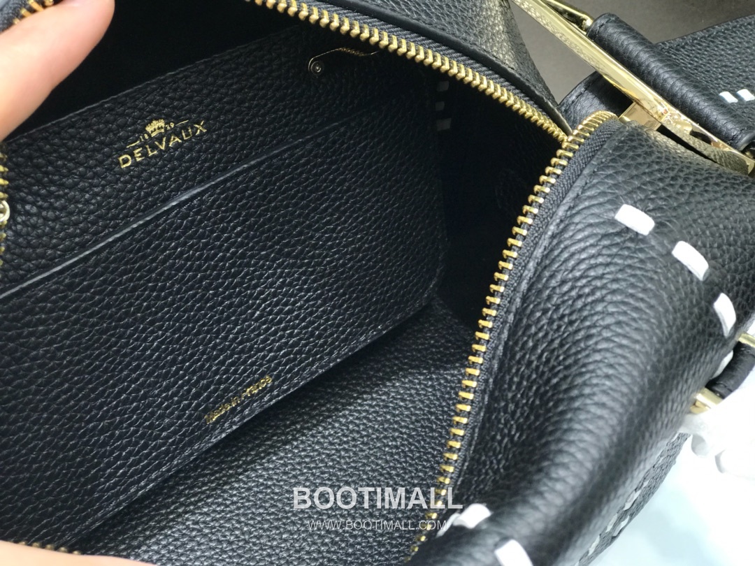 델보 쿨 박스 스몰 카프스킨 블랙 스트랩 D링 지퍼 토트 핸드백 Delvaux Cool Box Small Calfskin Black Strap D Ring Zip Tote Handbag 99130066 22cm 8