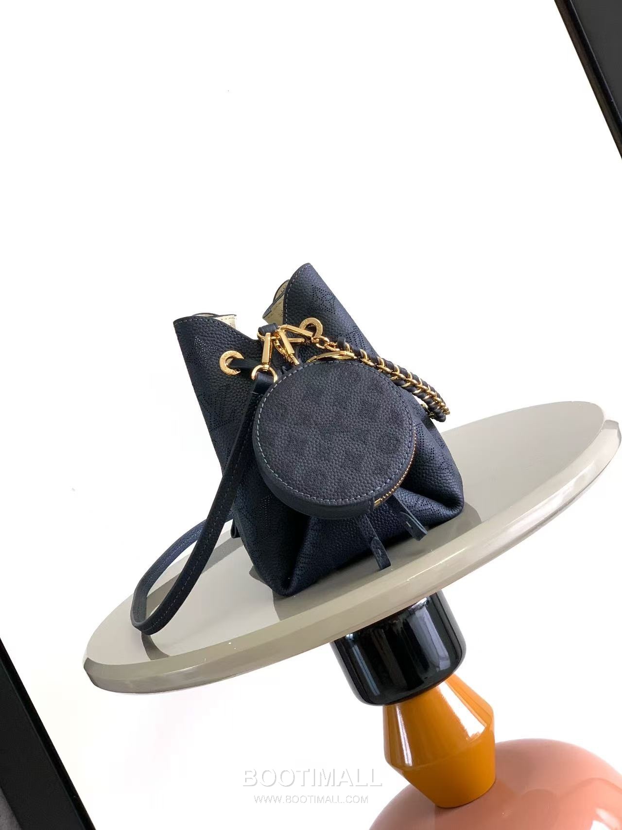 루이비통 벨라 모노그램 퍼포레이션 카프스킨 브레이드핸들 블랙 버킷백 Louis Vuitton Bella Monogram Perforated Calfskin Braided Handle Black Bucket Bag M57068 22cm 2