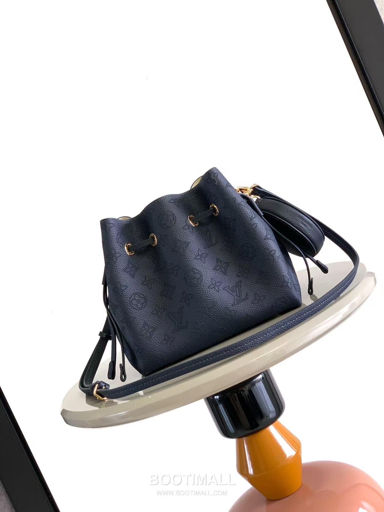 루이비통 벨라 모노그램 퍼포레이션 카프스킨 브레이드핸들 블랙 버킷백 Louis Vuitton Bella Monogram Perforated Calfskin Braided Handle Black Bucket Bag M57068 22cm 3