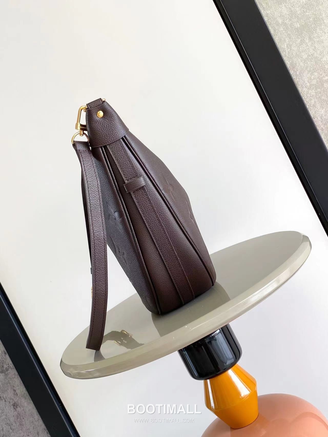 루이비통 루프 호보 모노그램 앙프렝트 카우하이드 레더 하프문 블랙 숄더백 Louis Vuitton Loop Hobo Monogram Empreinte Cowhide Leather Half Moon Black Shoulder Bag M46725 38cm 2