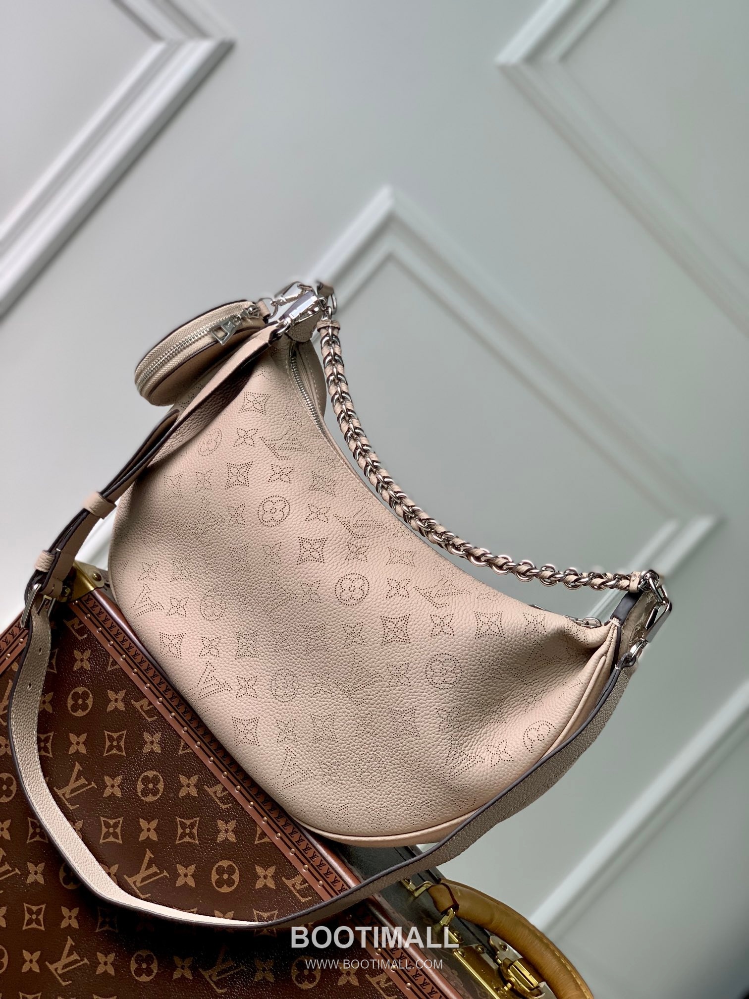 루이비통 바이아 미디엄 마히나 레더 하프문 브레이드핸들 그레이 숄더백 Louis Vuitton Baia Medium Mahina Leather Half Moon Braided Handle Gray Shoulder Bag M22823 36.5cm 2