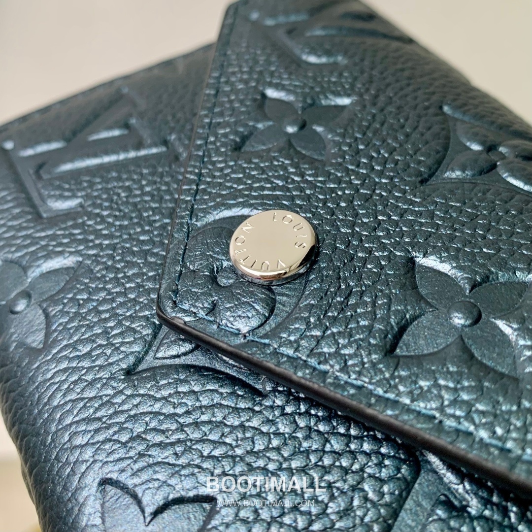 루이비통 빅토린 모노그램 앙프렝트 레더 카드슬롯 펄블루 지갑 Louis Vuitton Victorine Monogram Empreinte Leather Card Slot Pearl Blue Wallet M26472 12cm 4