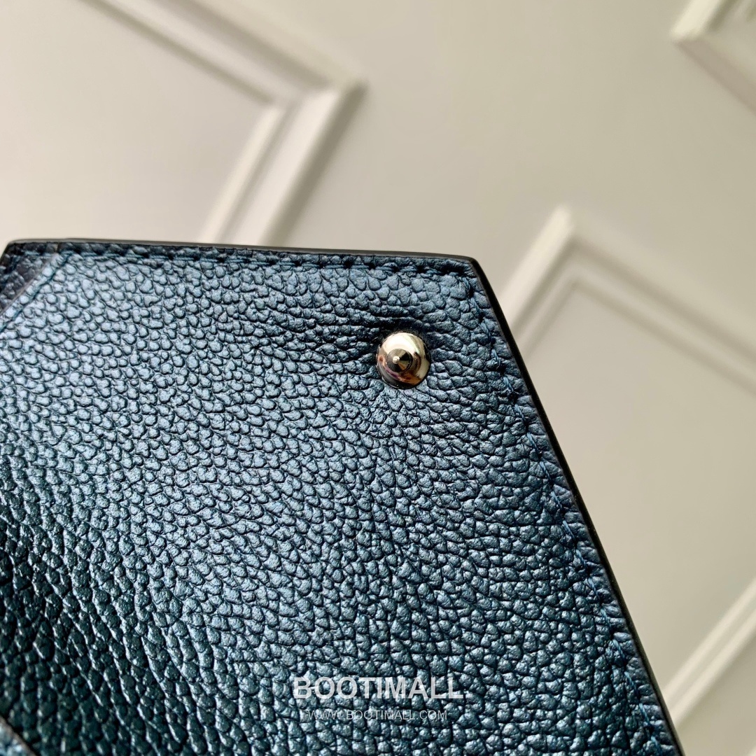 루이비통 빅토린 모노그램 앙프렝트 레더 카드슬롯 펄블루 지갑 Louis Vuitton Victorine Monogram Empreinte Leather Card Slot Pearl Blue Wallet M26472 12cm 5