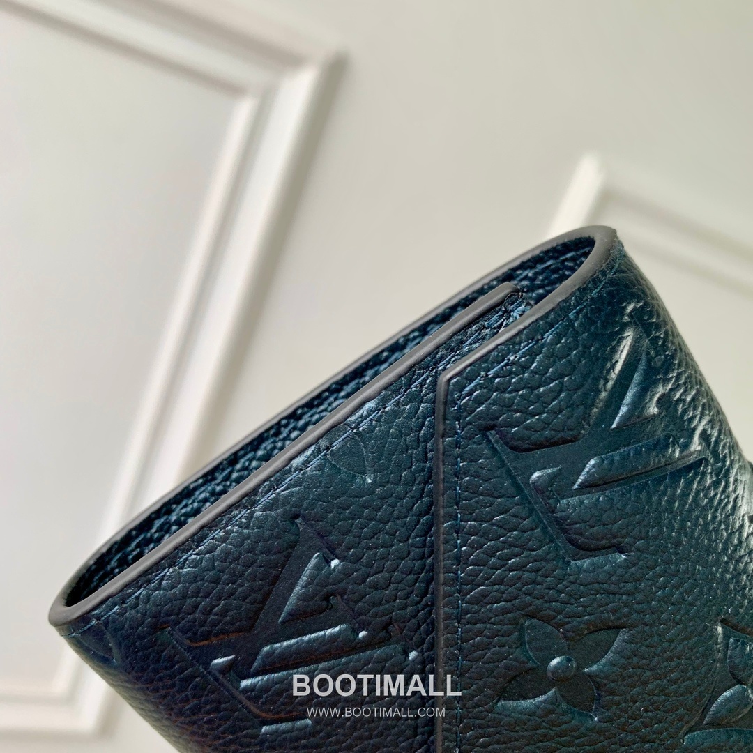 루이비통 빅토린 모노그램 앙프렝트 레더 카드슬롯 펄블루 지갑 Louis Vuitton Victorine Monogram Empreinte Leather Card Slot Pearl Blue Wallet M26472 12cm 6
