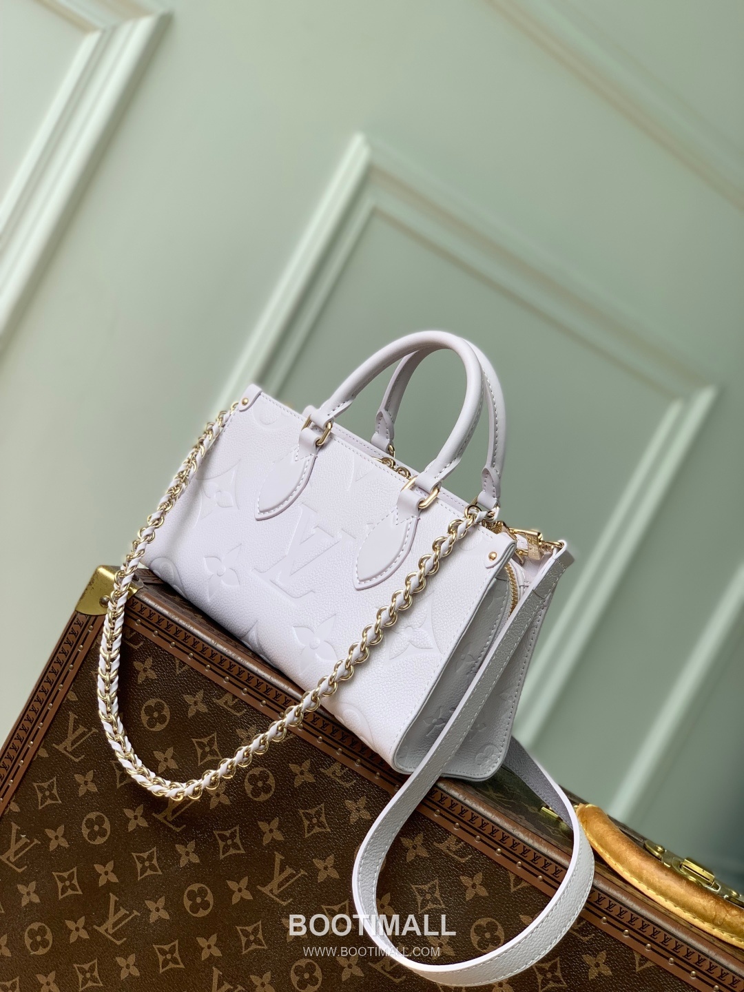 루이비통 온더고 이스트웨스트 모노그램 앙프렝트 레더 그라데이션 체인 라이트퍼플 숄더백 Louis Vuitton OnTheGo East West Monogram Empreinte Leather Gradient Chain Light Purple Shoulder Bag M15192 25cm 2