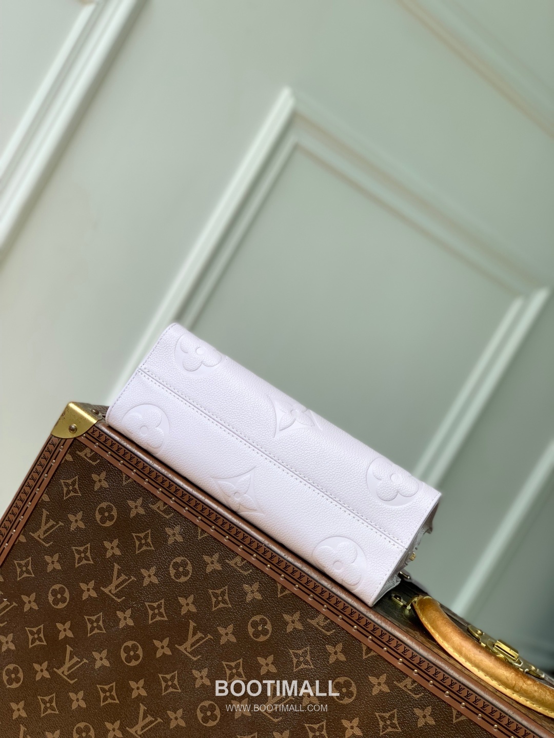 루이비통 온더고 이스트웨스트 모노그램 앙프렝트 레더 그라데이션 체인 라이트퍼플 숄더백 Louis Vuitton OnTheGo East West Monogram Empreinte Leather Gradient Chain Light Purple Shoulder Bag M15192 25cm 4