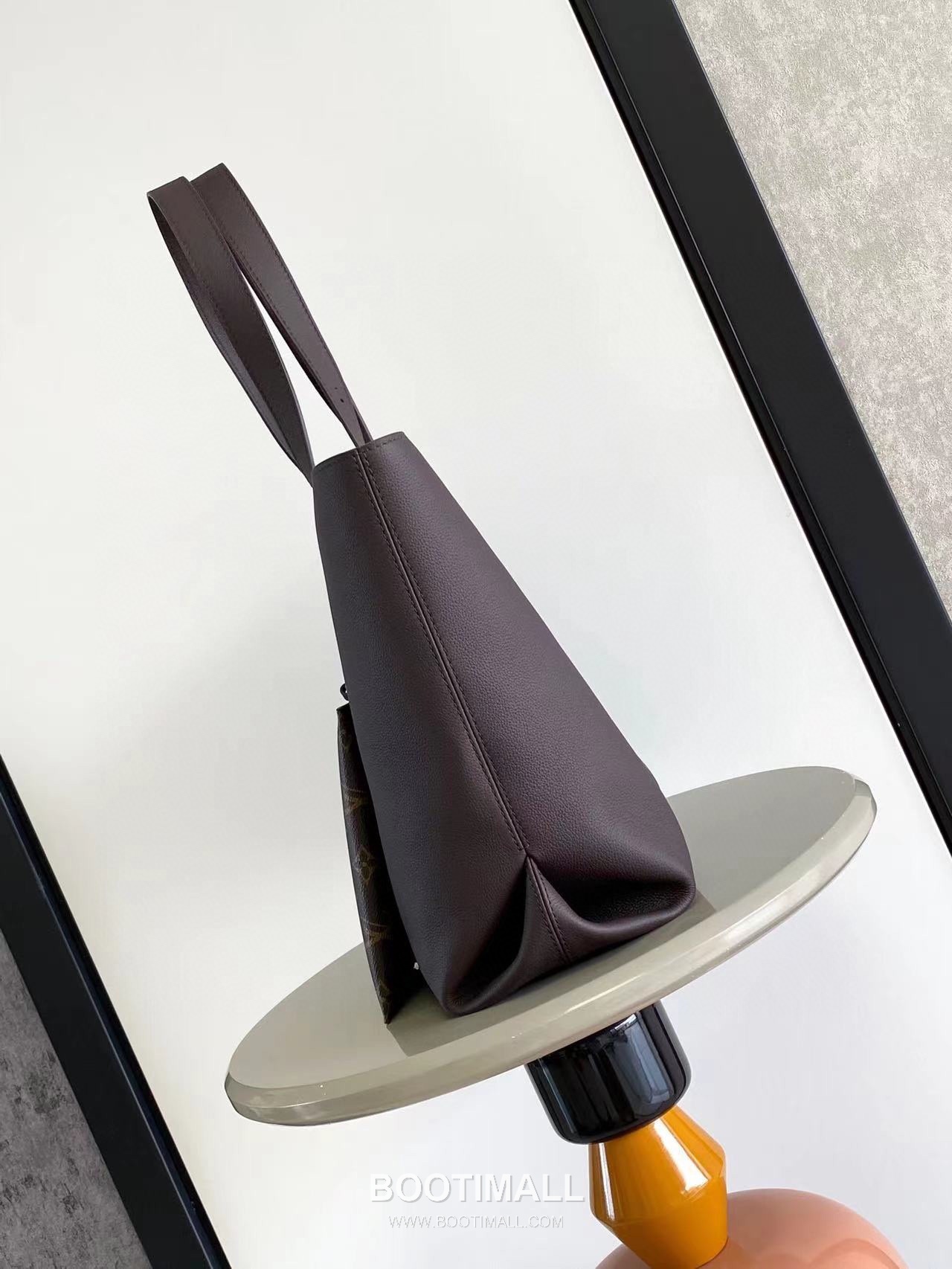 루이비통 로우키 카바스 미디엄 그레인 카우하이드 레더 락장식 브라운 토트백 Louis Vuitton Low Key Cabas Medium Grain Cowhide Leather Lock Detail Brown Tote Bag M25342 47cm 2