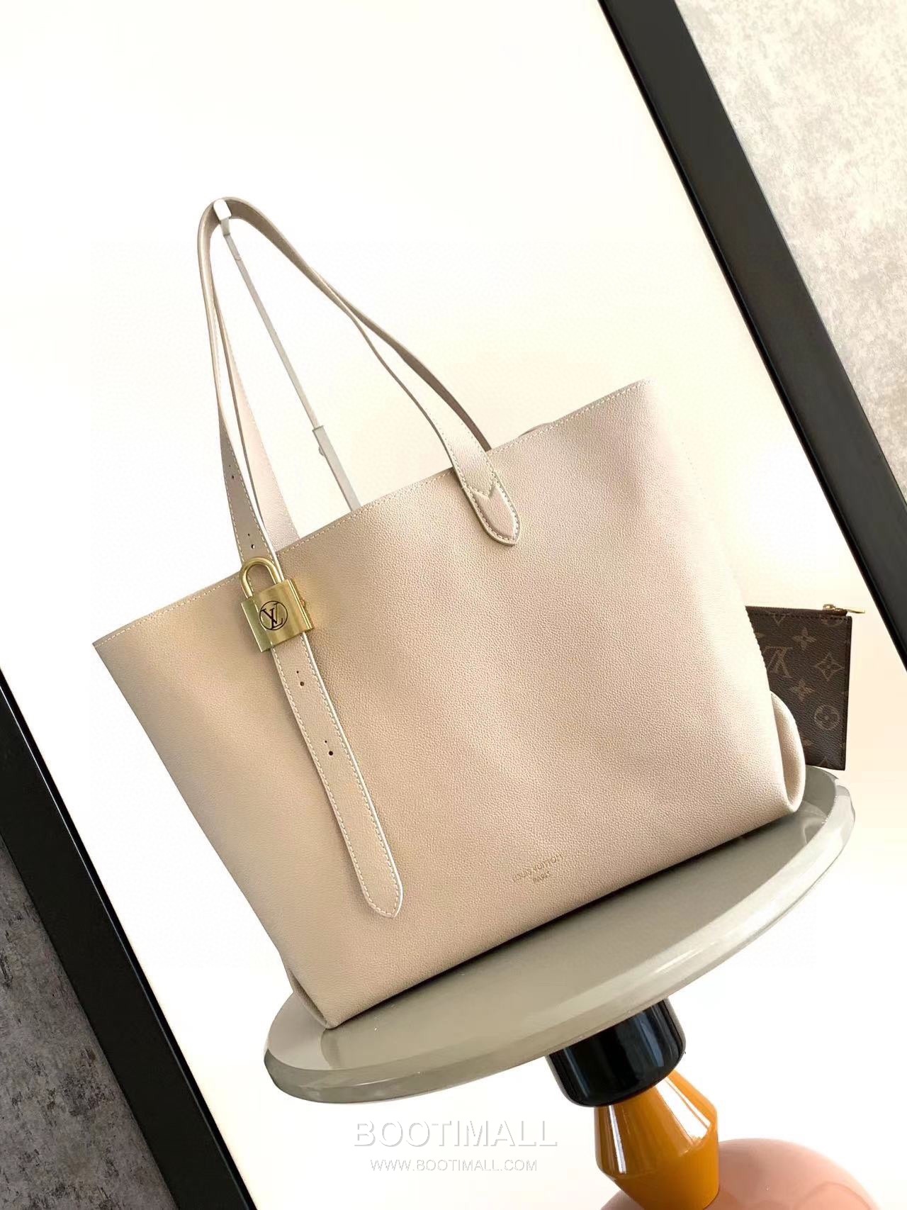 루이비통 로우키 카바스 미디엄 그레인 카우하이드 레더 락장식 베이지 토트백 Louis Vuitton Low Key Cabas Medium Grain Cowhide Leather Lock Detail Brown Tote Bag M25343 47cm 1