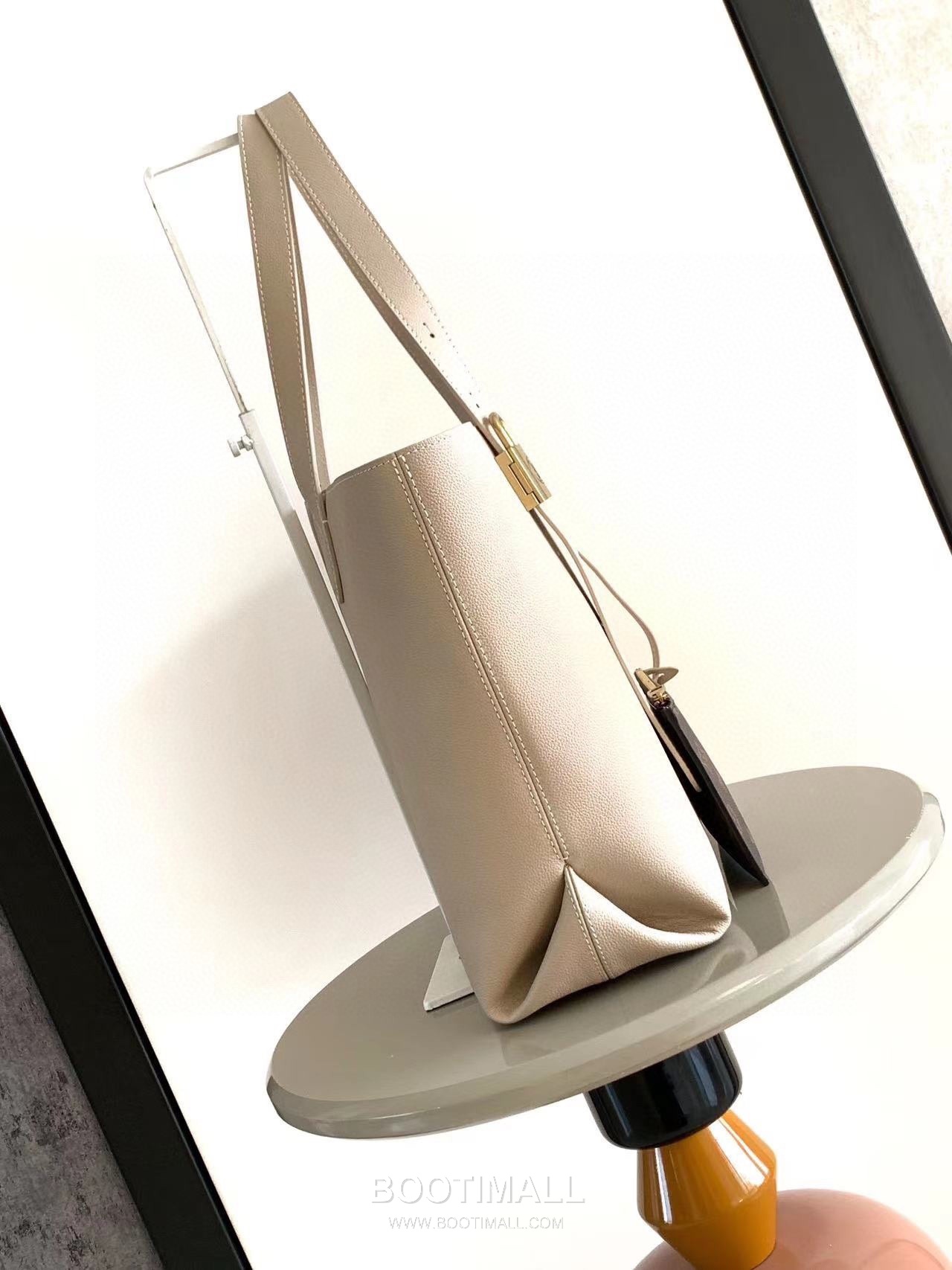 루이비통 로우키 카바스 미디엄 그레인 카우하이드 레더 락장식 베이지 토트백 Louis Vuitton Low Key Cabas Medium Grain Cowhide Leather Lock Detail Brown Tote Bag M25343 47cm 2