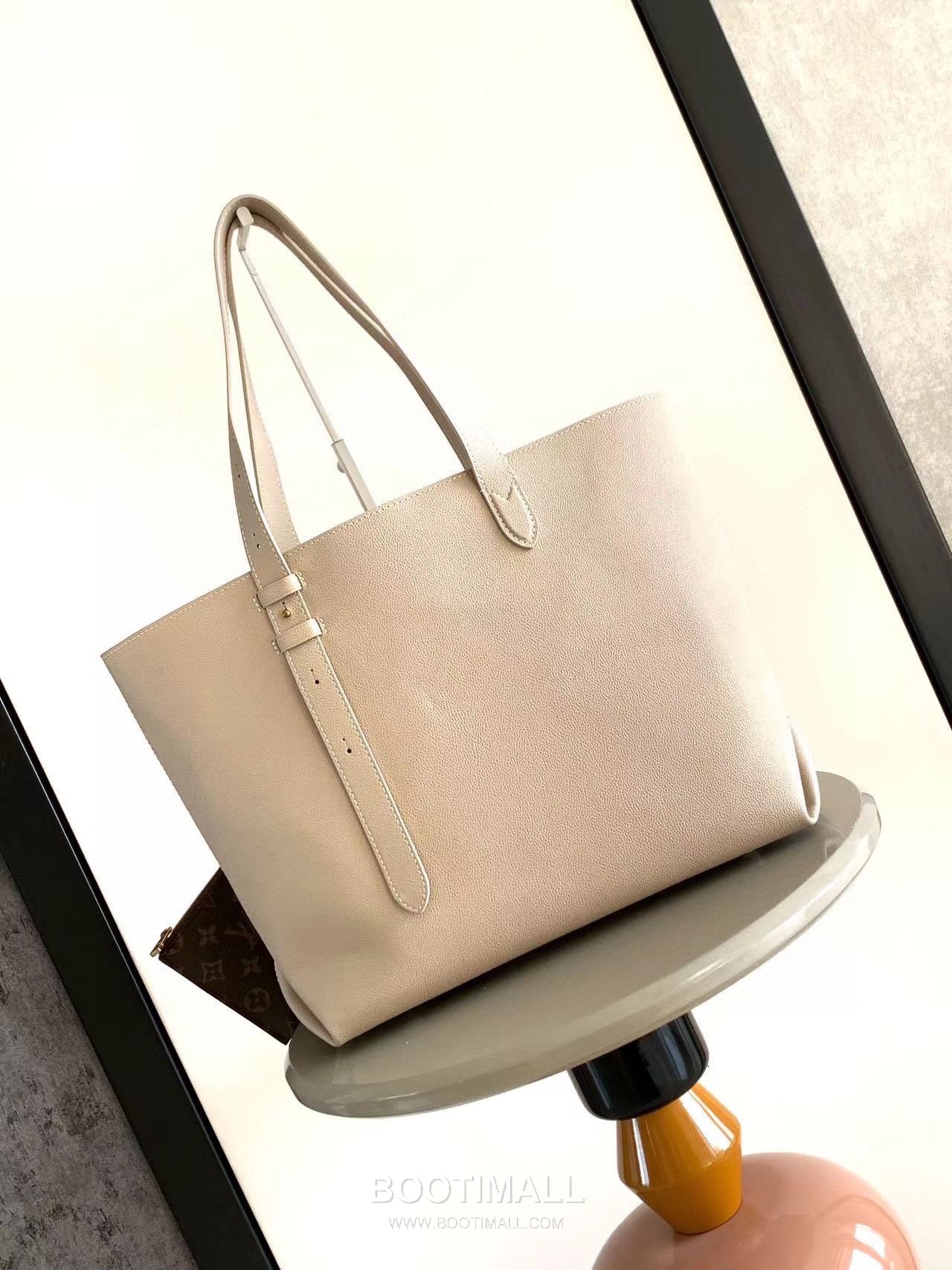 루이비통 로우키 카바스 미디엄 그레인 카우하이드 레더 락장식 베이지 토트백 Louis Vuitton Low Key Cabas Medium Grain Cowhide Leather Lock Detail Brown Tote Bag M25343 47cm 3