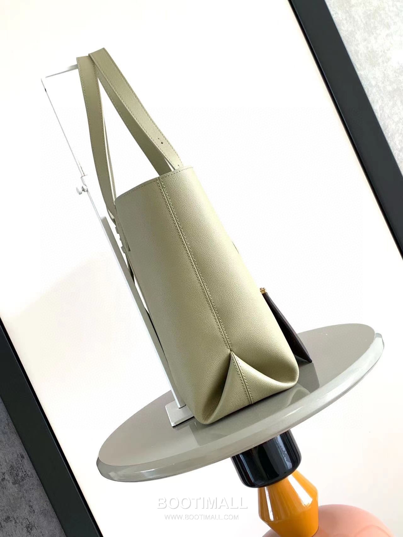 루이비통 로우키 카바스 미디엄 그레인 카우하이드 레더 락장식 라임 토트백 Louis Vuitton Low Key Cabas Medium Grain Cowhide Leather Lock Detail Brown Tote Bag M25343 47cm 2