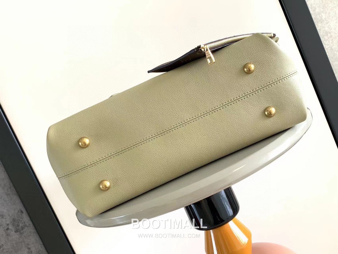 루이비통 로우키 카바스 미디엄 그레인 카우하이드 레더 락장식 라임 토트백 Louis Vuitton Low Key Cabas Medium Grain Cowhide Leather Lock Detail Brown Tote Bag M25343 47cm 4