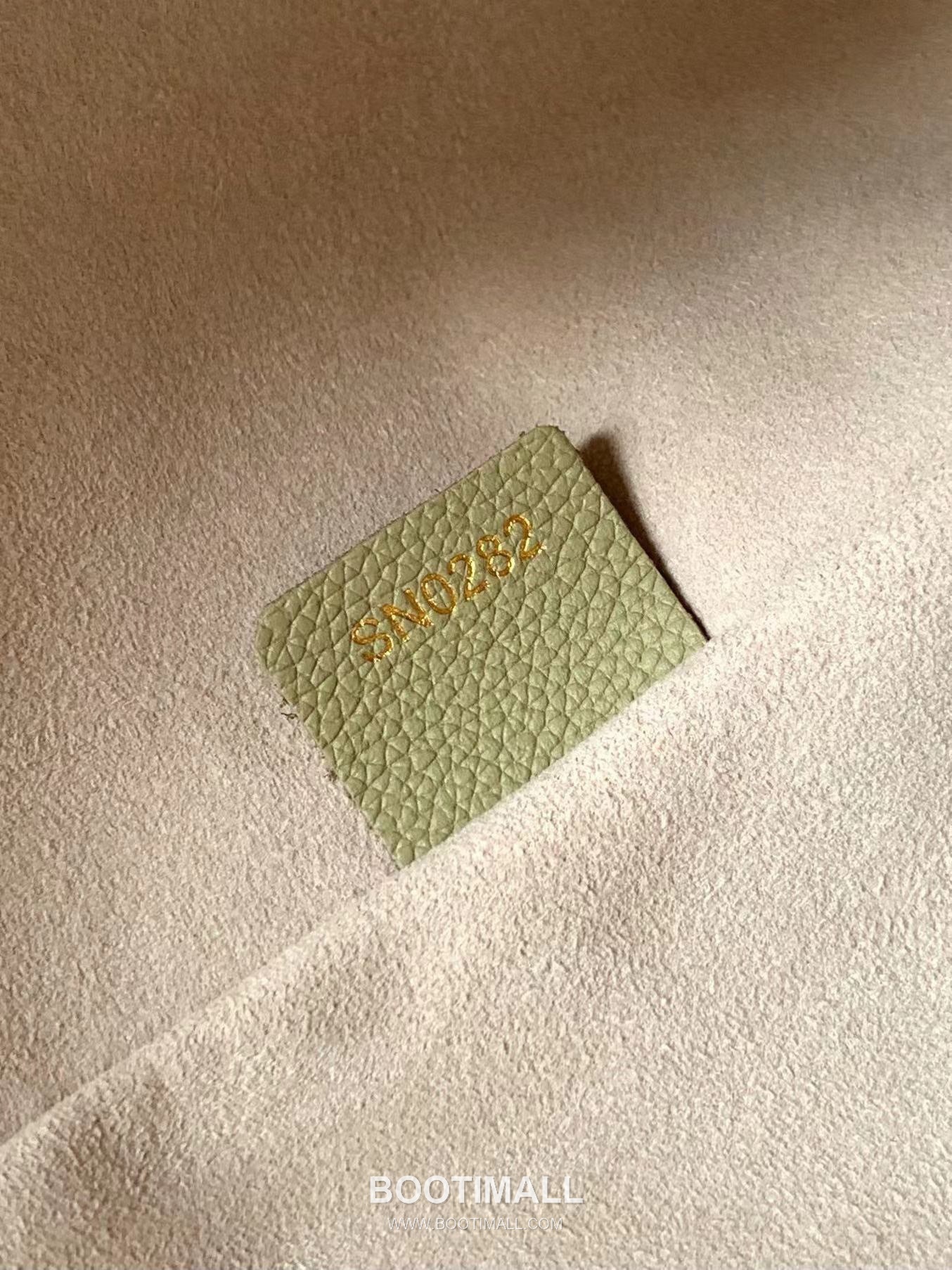 루이비통 로우키 카바스 미디엄 그레인 카우하이드 레더 락장식 라임 토트백 Louis Vuitton Low Key Cabas Medium Grain Cowhide Leather Lock Detail Brown Tote Bag M25343 47cm 9