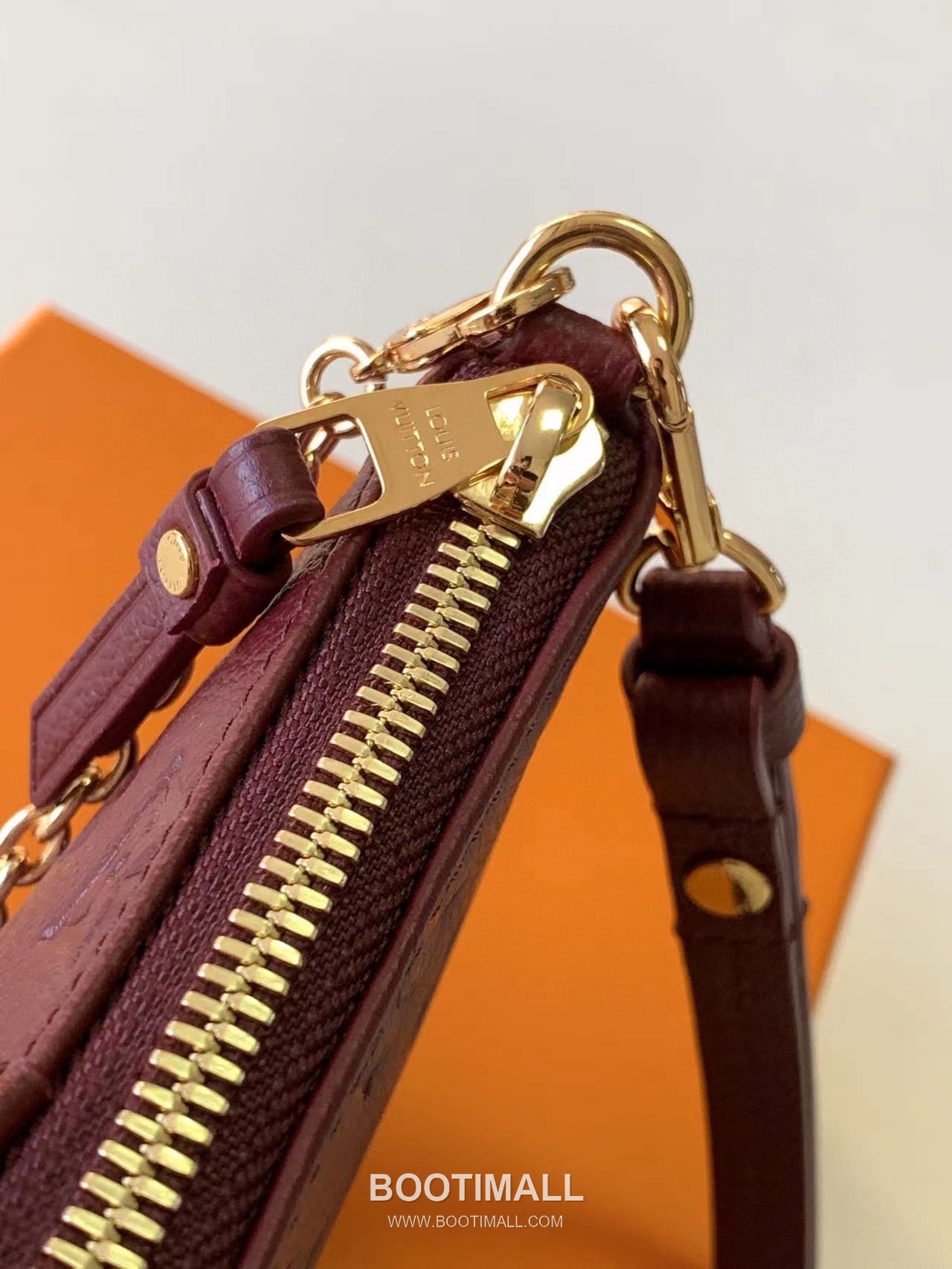 루이비통 이지 파우치 모노그램 레더 체인 D링 샌드 숄더백 브라운 Louis Vuitton Easy Pouch Monogram Leather Chain D-Ring Sand Shoulder Bag M80349 19cm 6