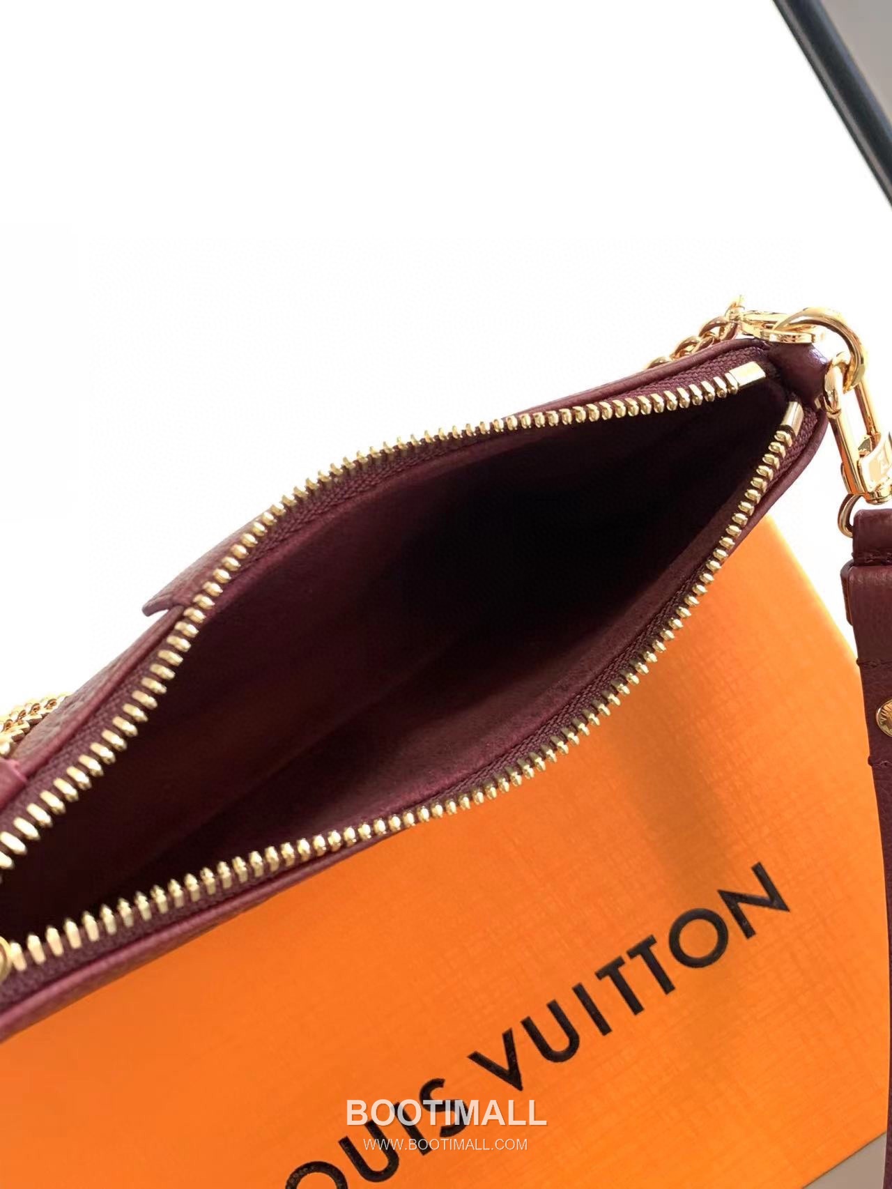 루이비통 이지 파우치 모노그램 레더 체인 D링 샌드 숄더백 브라운 Louis Vuitton Easy Pouch Monogram Leather Chain D-Ring Sand Shoulder Bag M80349 19cm 8