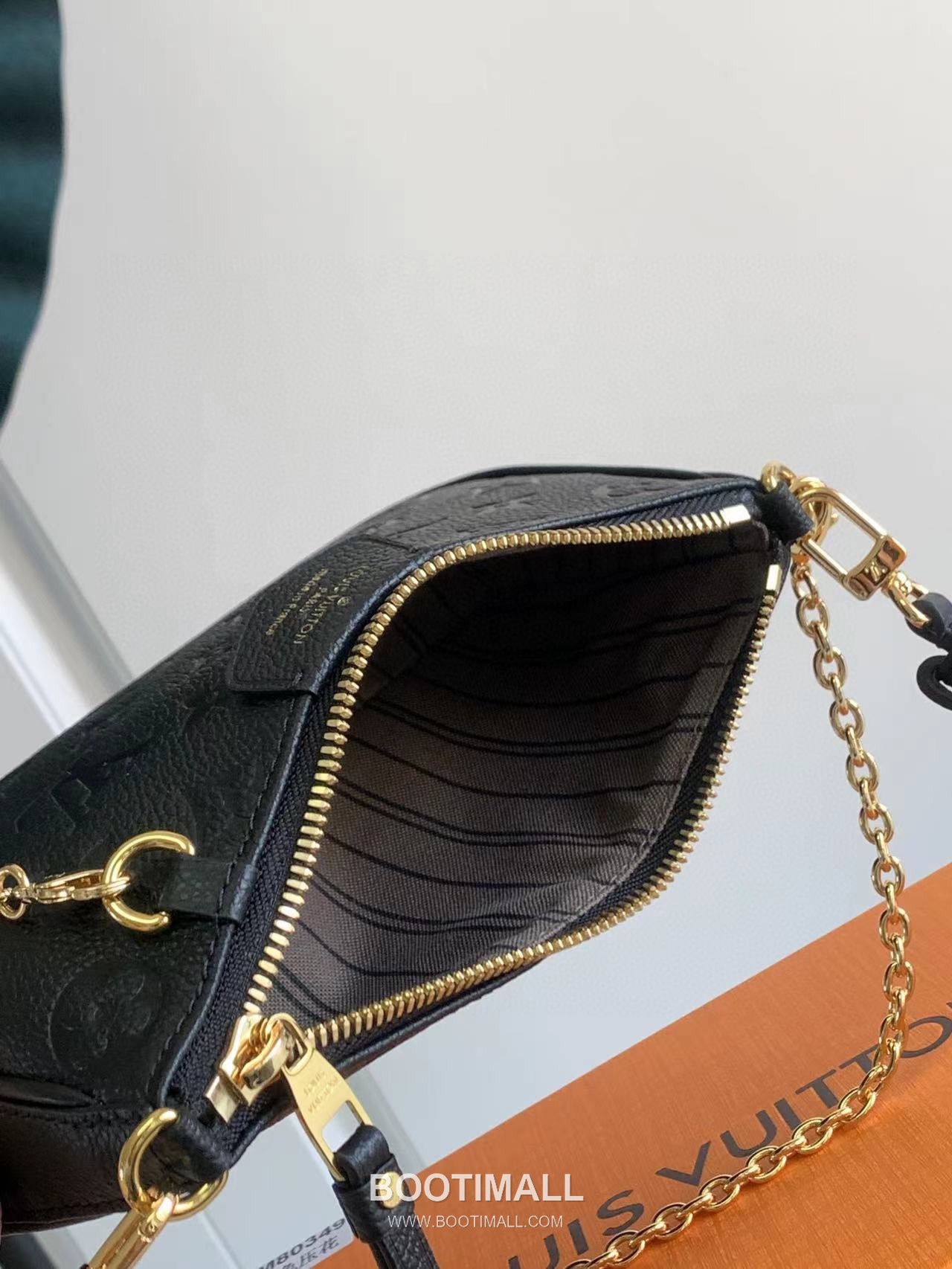 루이비통 이지 파우치 모노그램 레더 체인 D링 샌드 숄더백 블랙 Louis Vuitton Easy Pouch Monogram Leather Chain D-Ring Sand Shoulder Bag M80349 19cm 8