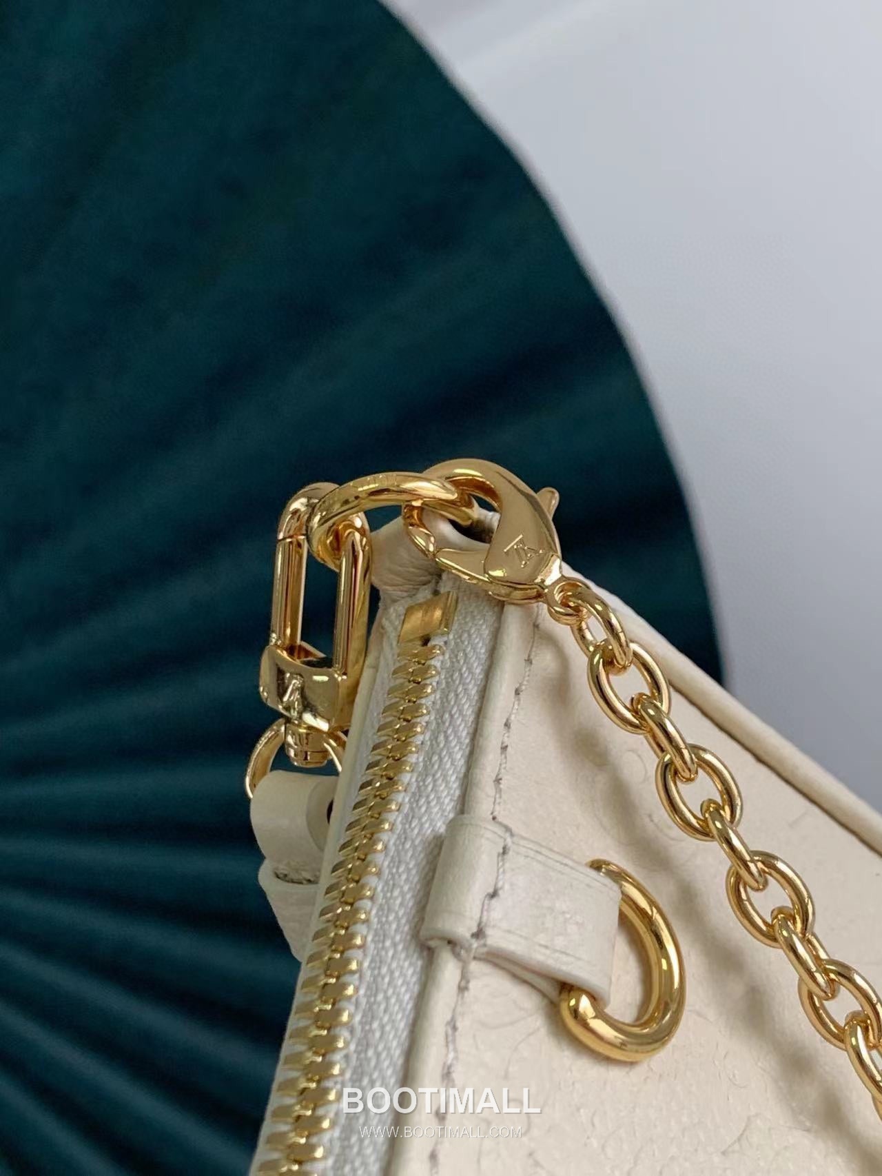 루이비통 이지 파우치 모노그램 레더 체인 D링 샌드 숄더백 D카키 Louis Vuitton Easy Pouch Monogram Leather Chain D-Ring Sand Shoulder Bag M80349 19cm 6