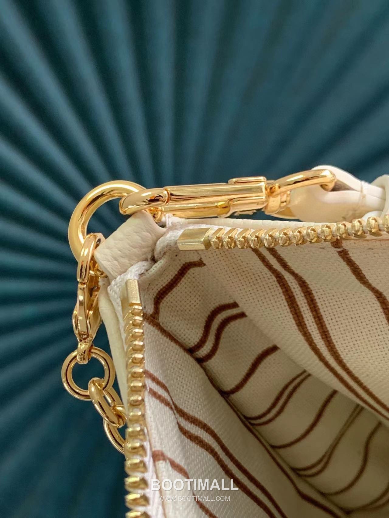 루이비통 이지 파우치 모노그램 레더 체인 D링 샌드 숄더백 D카키 Louis Vuitton Easy Pouch Monogram Leather Chain D-Ring Sand Shoulder Bag M80349 19cm 9