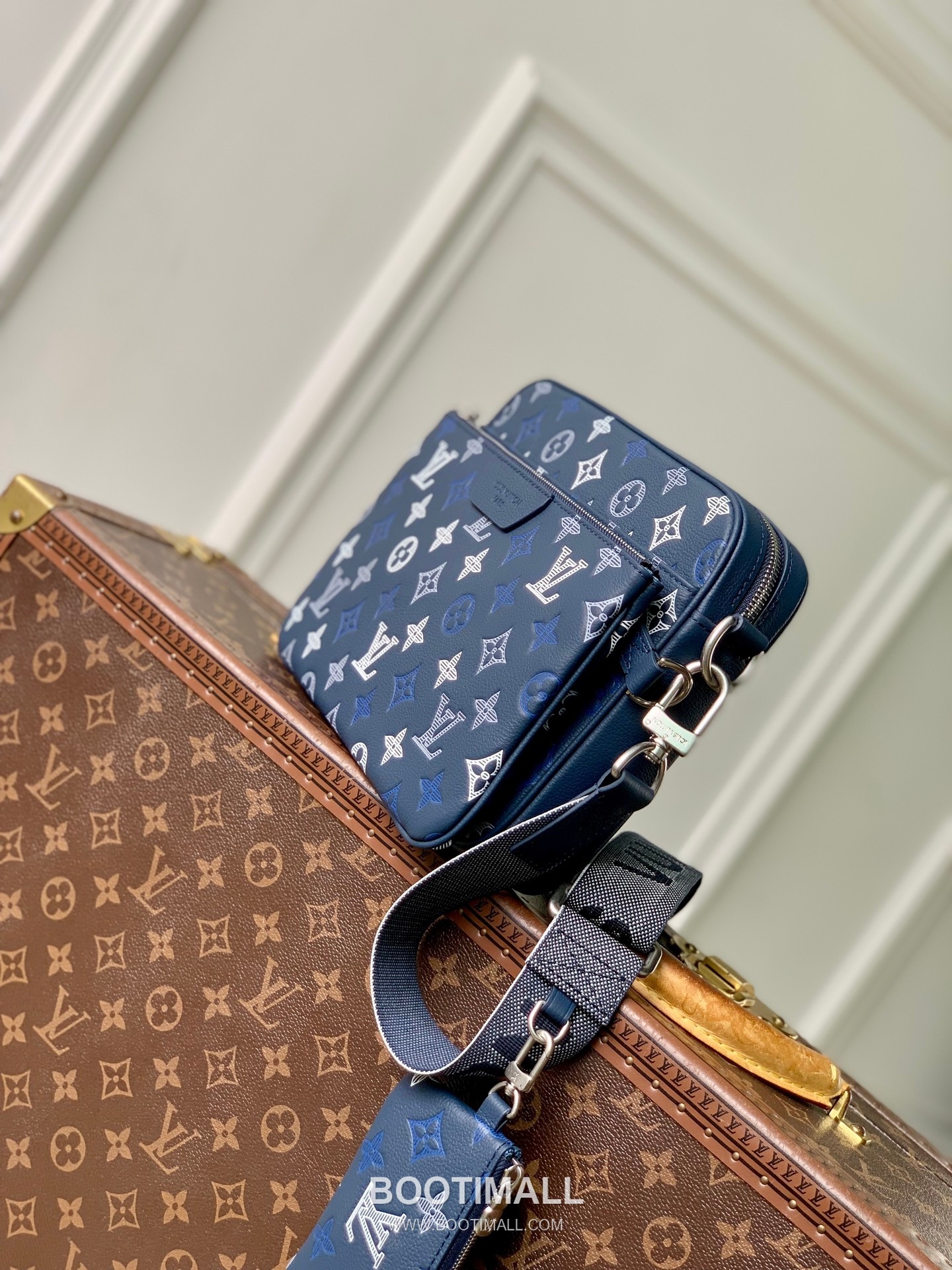 루이비통 트리오 메신저 모노그램 쉐도우 레더 그라데이션 포켓 블랙 크로스백 Louis Vuitton Trio Messenger Monogram Shadow Leather Gradient Pocket Black Crossbody Bag M28618 25cm 2
