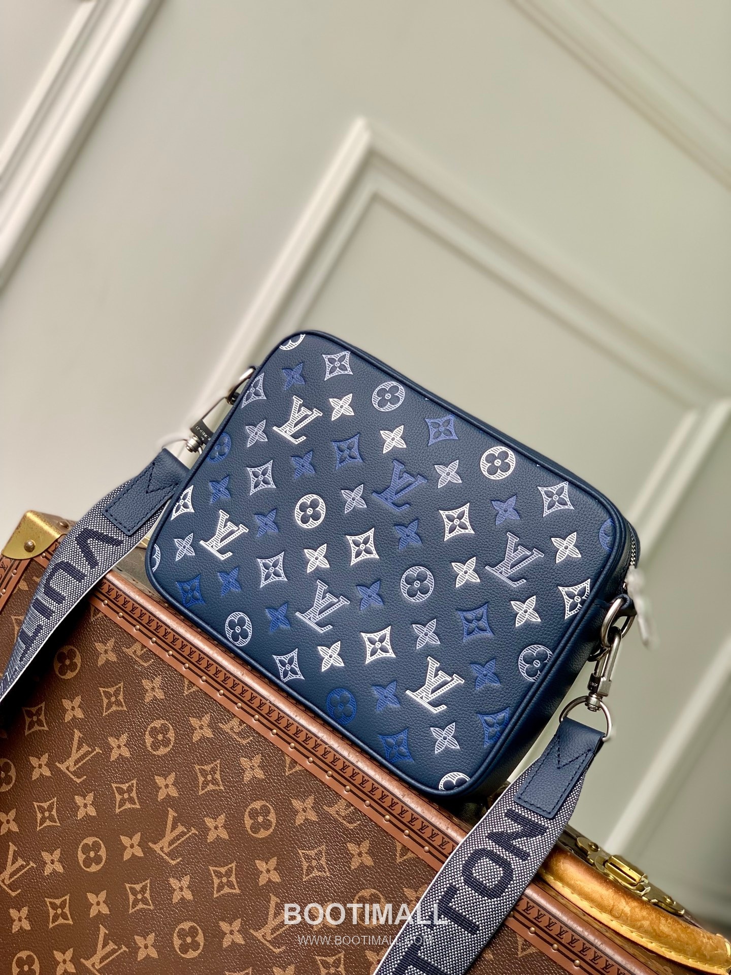 루이비통 트리오 메신저 모노그램 쉐도우 레더 그라데이션 포켓 블랙 크로스백 Louis Vuitton Trio Messenger Monogram Shadow Leather Gradient Pocket Black Crossbody Bag M28618 25cm 3