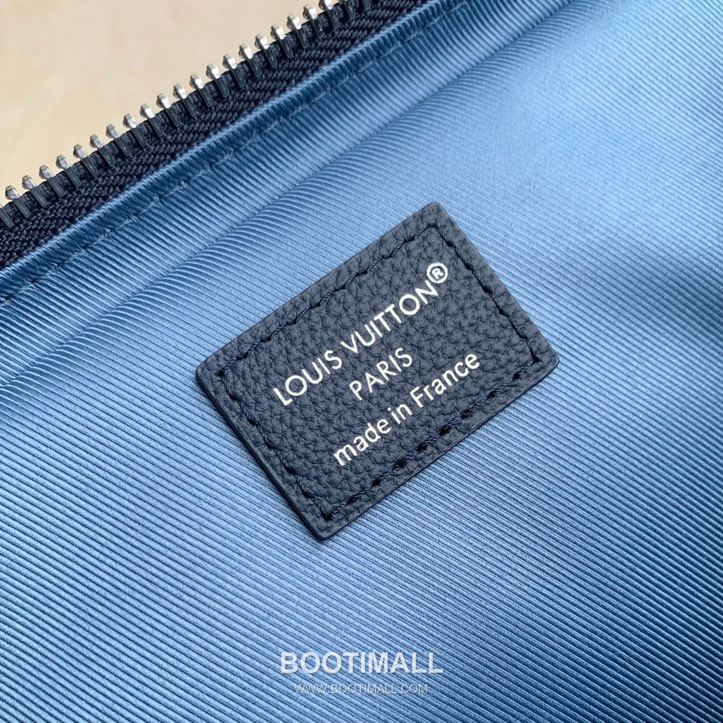 루이비통 트리오 메신저 모노그램 쉐도우 레더 그라데이션 포켓 블랙 크로스백 Louis Vuitton Trio Messenger Monogram Shadow Leather Gradient Pocket Black Crossbody Bag M28618 25cm 9