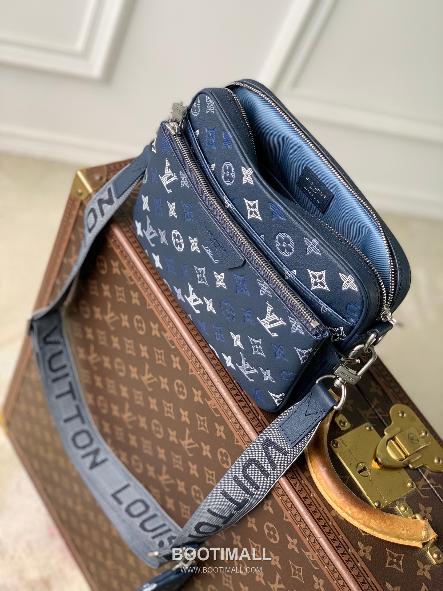 루이비통 트리오 메신저 모노그램 쉐도우 레더 그라데이션 포켓 블랙 크로스백 Louis Vuitton Trio Messenger Monogram Shadow Leather Gradient Pocket Black Crossbody Bag M28618 25cm 10